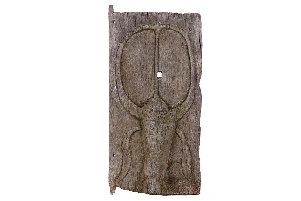 Null 苏拉威西省托拉贾的木质老门，雕刻有水牛头的图案 - 100 x 49 ||苏拉威西省托拉贾的木质老门，雕刻有水牛头的图案。