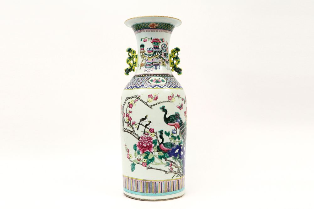 Null Antico vaso cinese in porcellana con decoro Famille Rose e ricca natura mor&hellip;