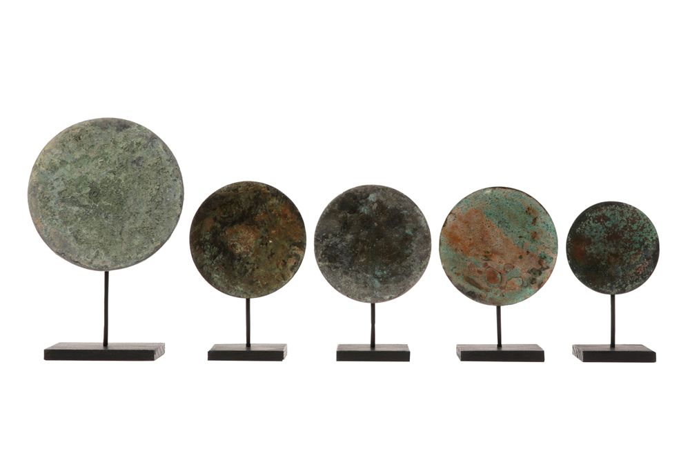 Null 中国 - 明朝 (1368 - 1644) 一组五面铜镜 - 直径8-13厘米 - 安装在支架上 || 五面中国明朝小铜镜