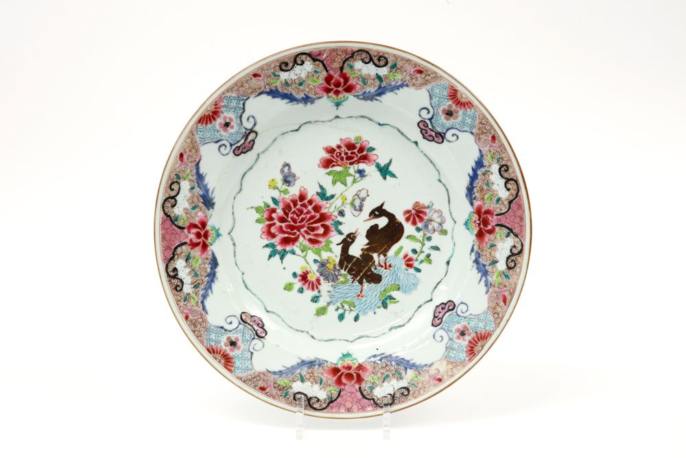Null 十八世纪的中国瓷器，有鸭子和花的Famille Rose装饰 - 直径：28.5厘米 || 18世纪。中国瓷盘，带有 "Famille Rose "装&hellip;