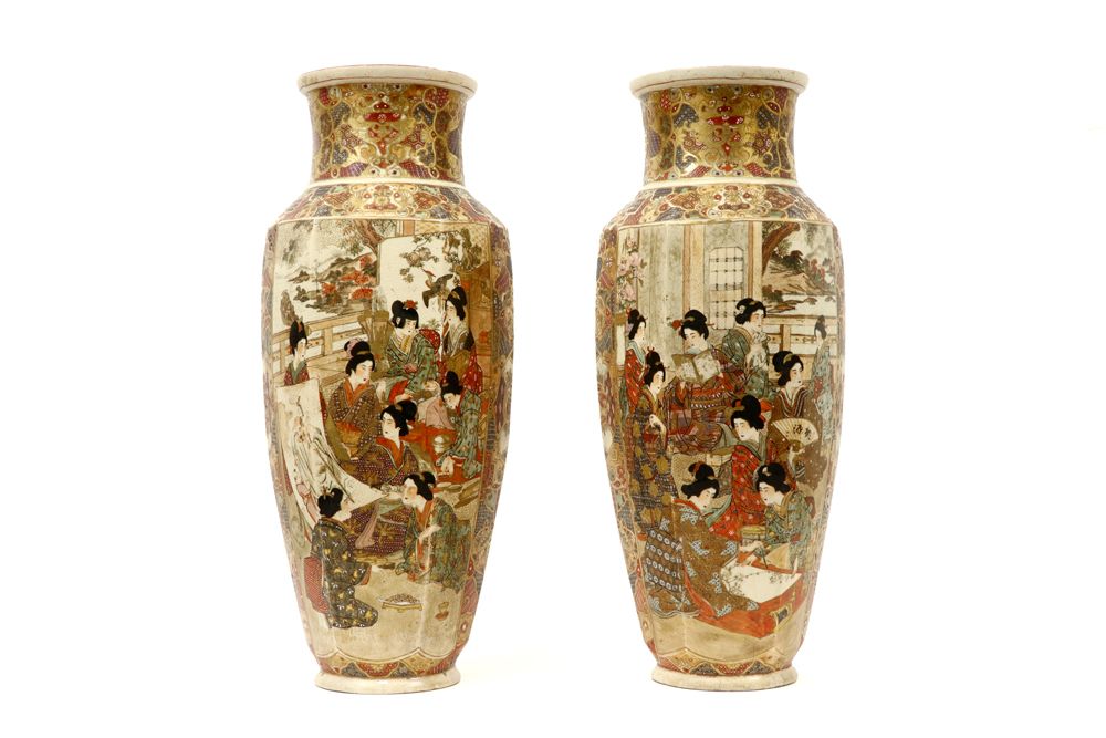 Null 一对古董日本萨摩花瓶 - 六角形底座和典型的丰富的装饰与七位女士 - 高度：62厘米 ||一对古董日本萨摩花瓶与丰富的装饰与七位女士