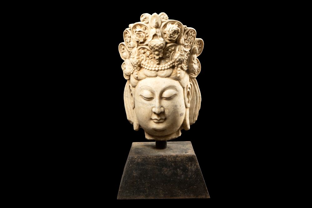 Null 精美的日本白色大理石雕塑："观音头像，头冠装饰丰富，有佛陀和菩萨像" - 高：约 50 厘米 - 已安装