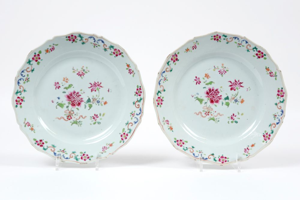 Null Pareja de platos chinos del siglo XVIII con borde ondulado en porcelana con&hellip;