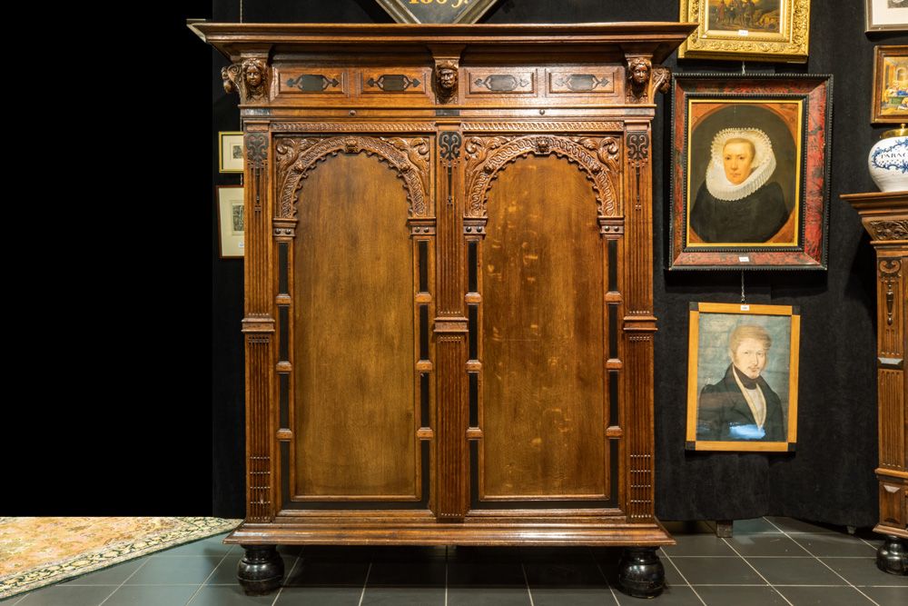 Null Belle armoire dite "porte d'Utrecht" du XVIIe siècle en chêne et ébène avec&hellip;