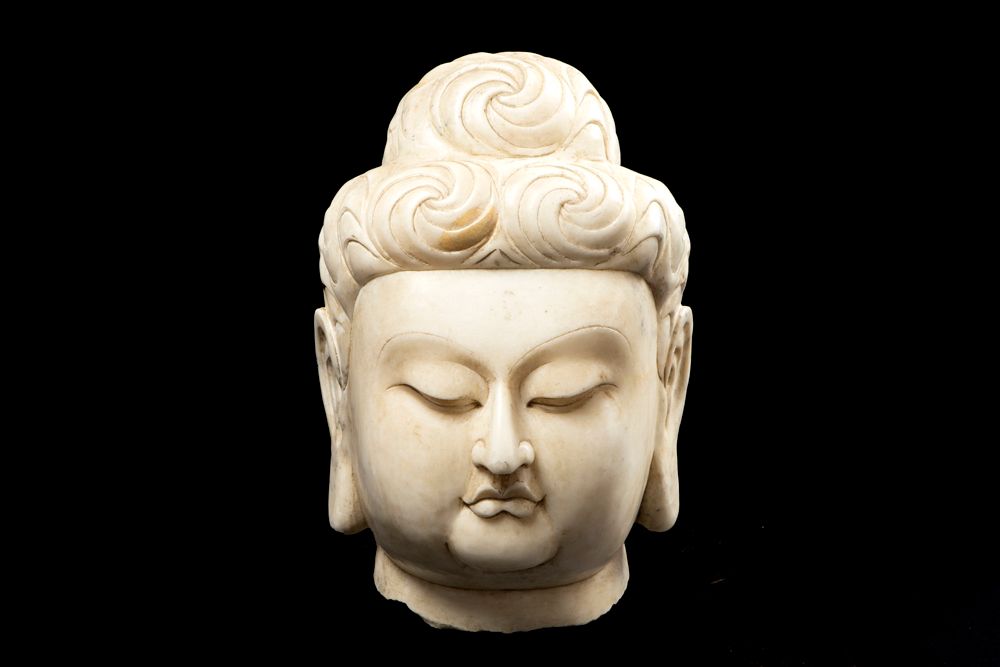 Null Antike chinesische Skulptur in Marmor : "Kopf des Buddha" - Höhe : 42 cm - &hellip;