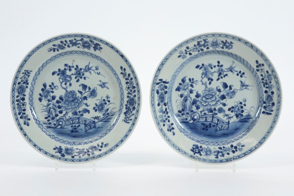 Null Pareja de platos de porcelana china del siglo XVIII con decoración de jardí&hellip;