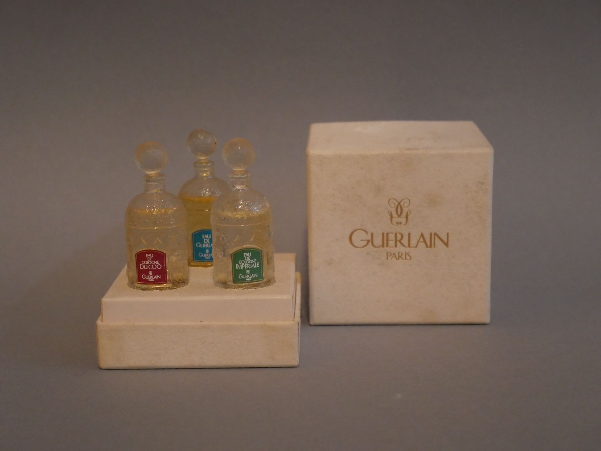 Null GUERLAIN. Coffret contenant 3 miniatures homothétiques, modèle abeilles inc&hellip;