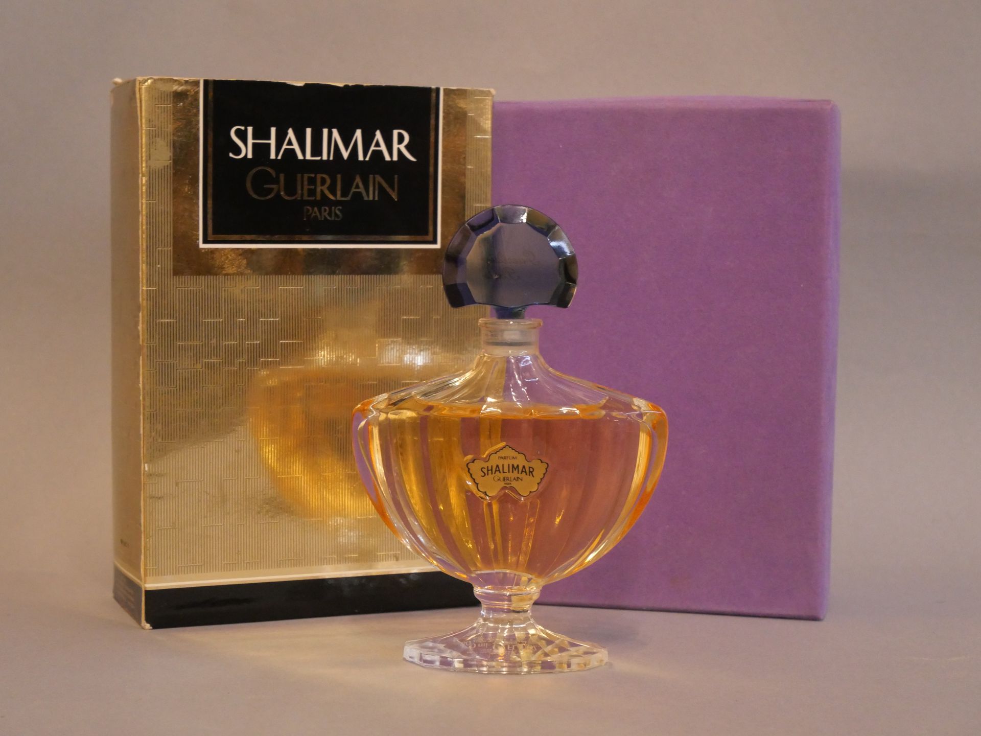 Null GUERLAIN « Shalimar » Flacon en verre, modèle chauve-souris, bouchon bleu. &hellip;