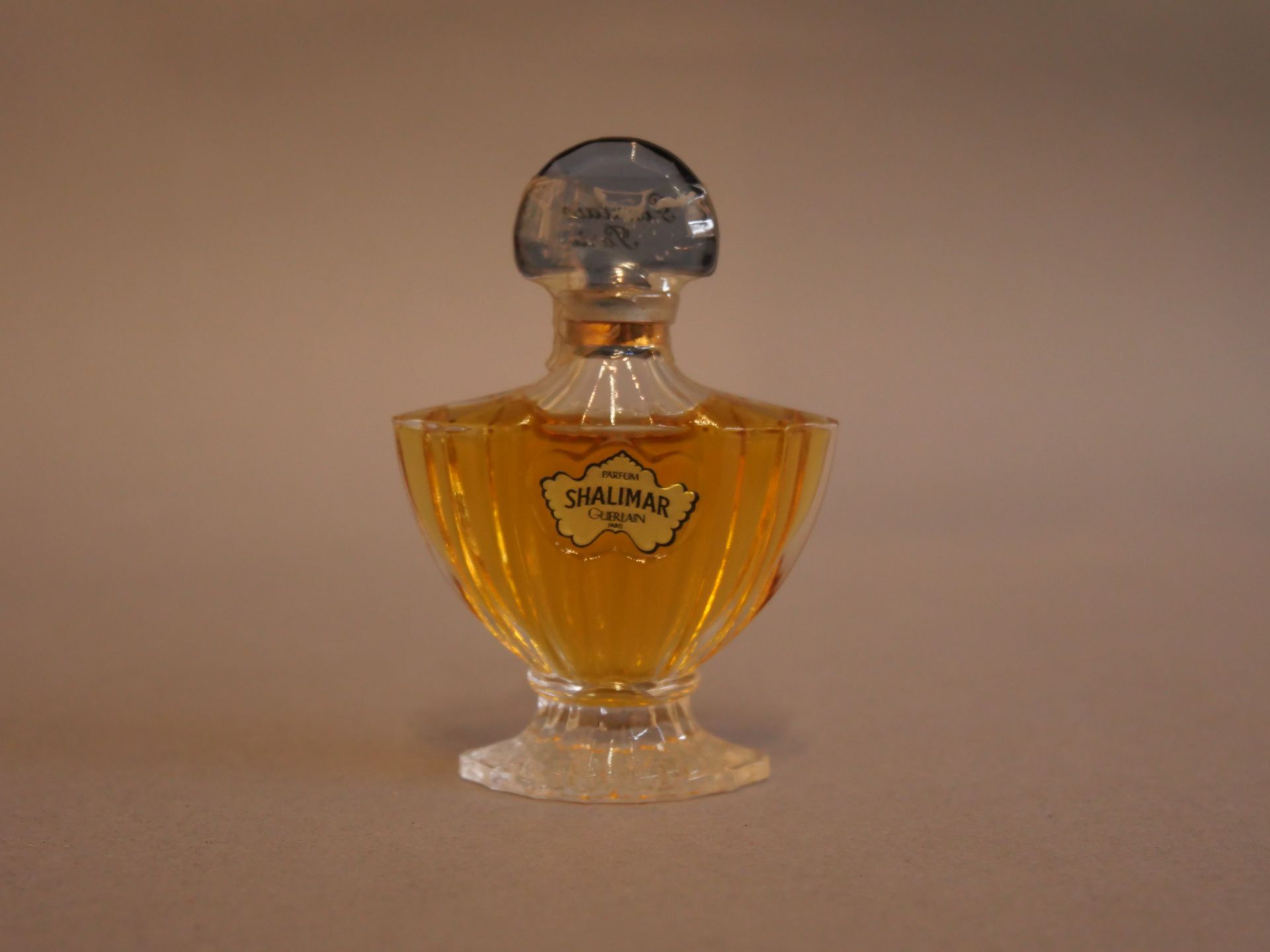 Null GUERLAIN « Shalimar » Flacon en verre, modèle chauve-souris. Bouchon éventa&hellip;