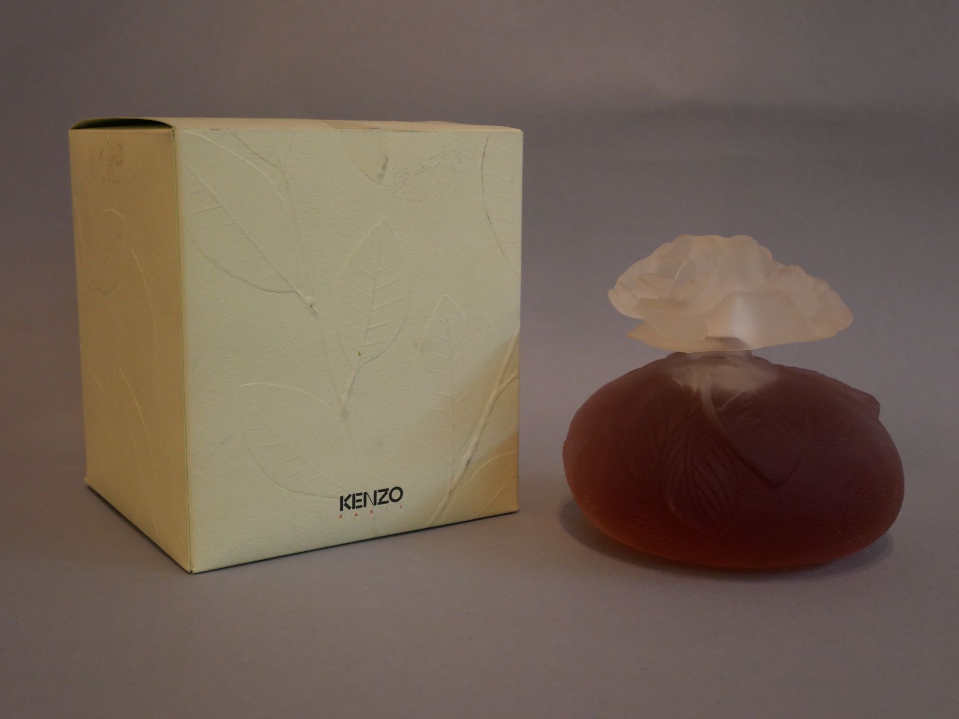 Null KENZO « Kenzo » Important flacon en verre givré, bouchon de forme fleur. Co&hellip;