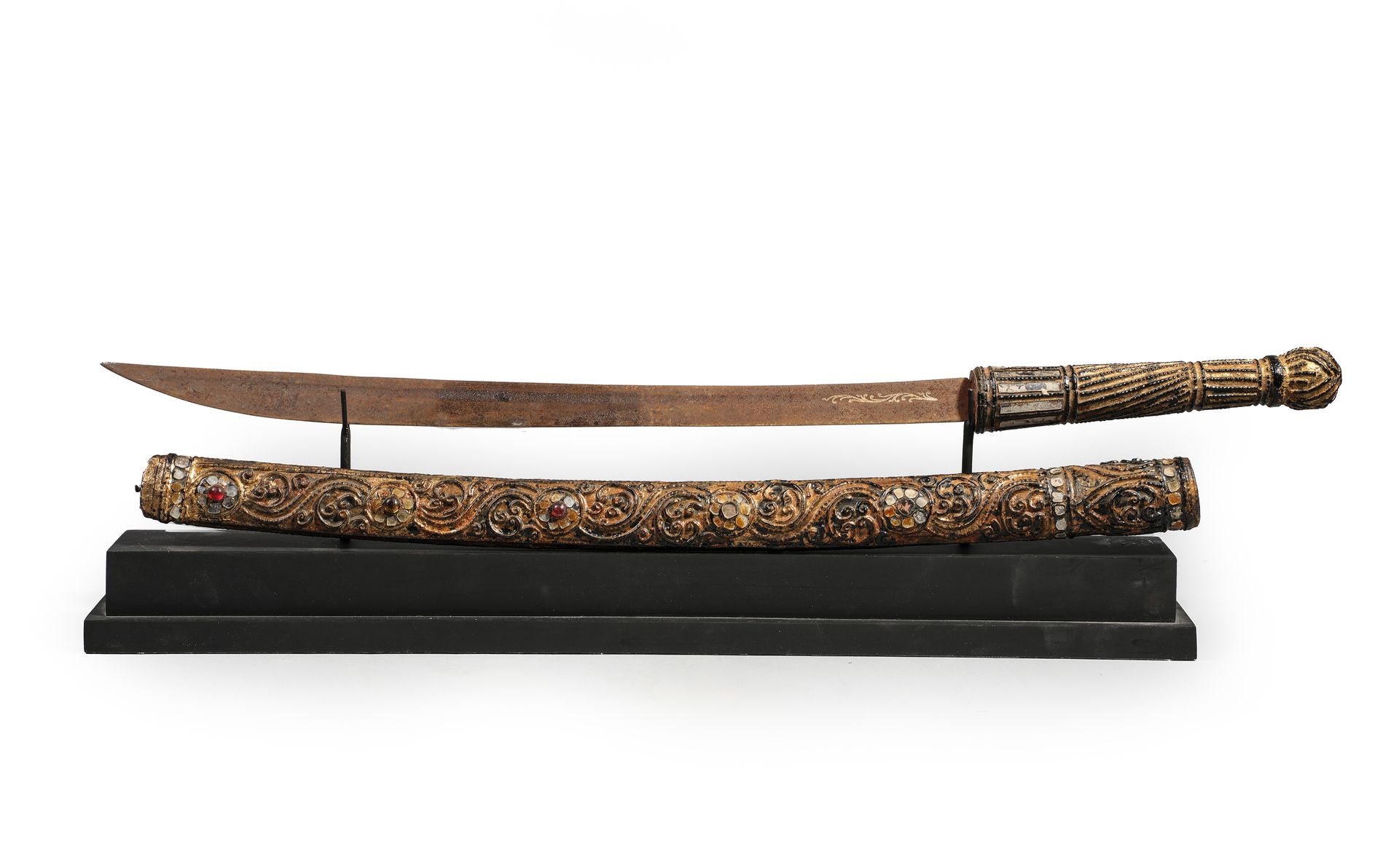 SABRE装在带镶嵌物的镀金漆刀鞘中。 暹罗20世纪L. 71 cm | Drouot.com