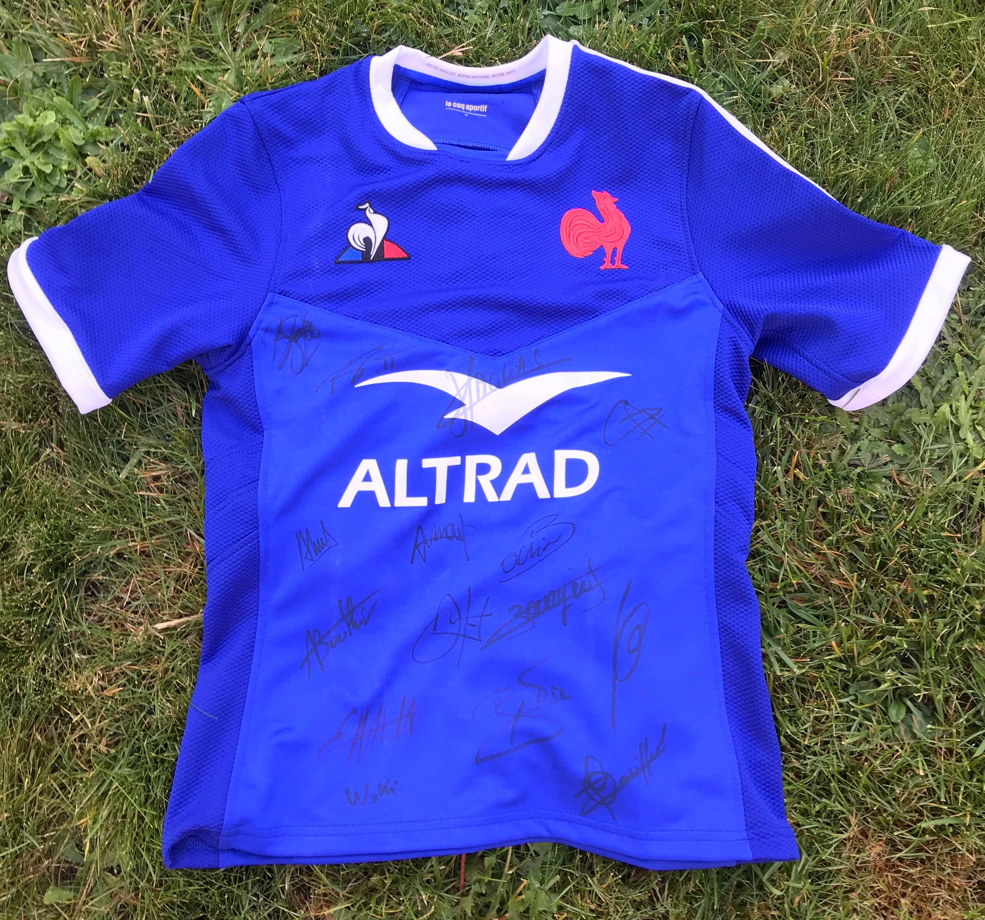 Null 
 Signiertes Trikot der französischen Rugbymannschaft, angeboten von Le Coq&hellip;
