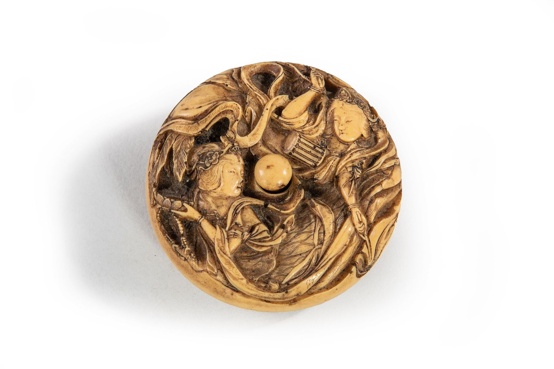 Null 
Carved bone manju of round geisha netsuke.

Japan late 19th century

Diam.&hellip;