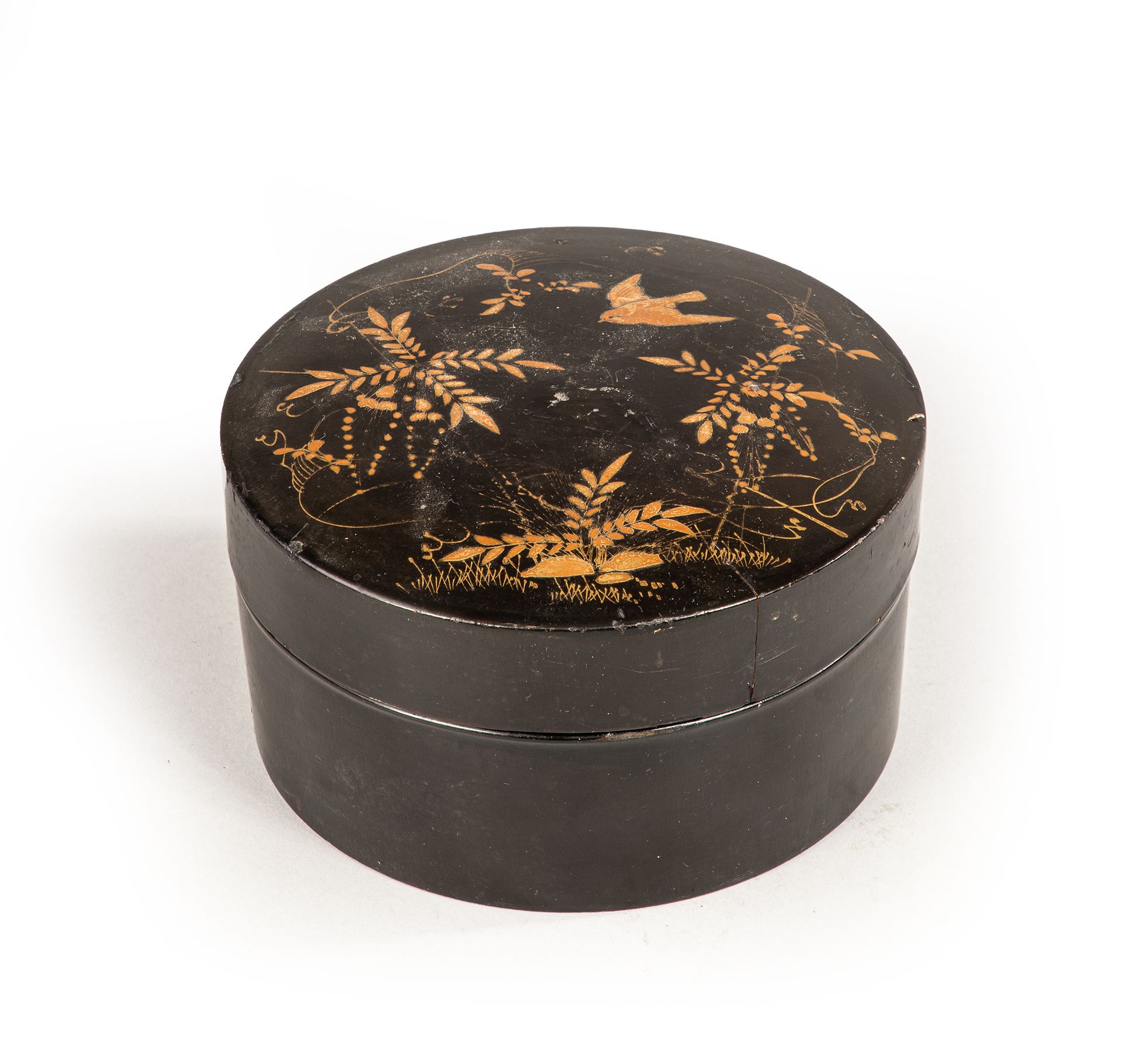 Null 
黑色漆面木质圆形寿司盒，带金色装饰。

日本 20世纪

直径38厘米