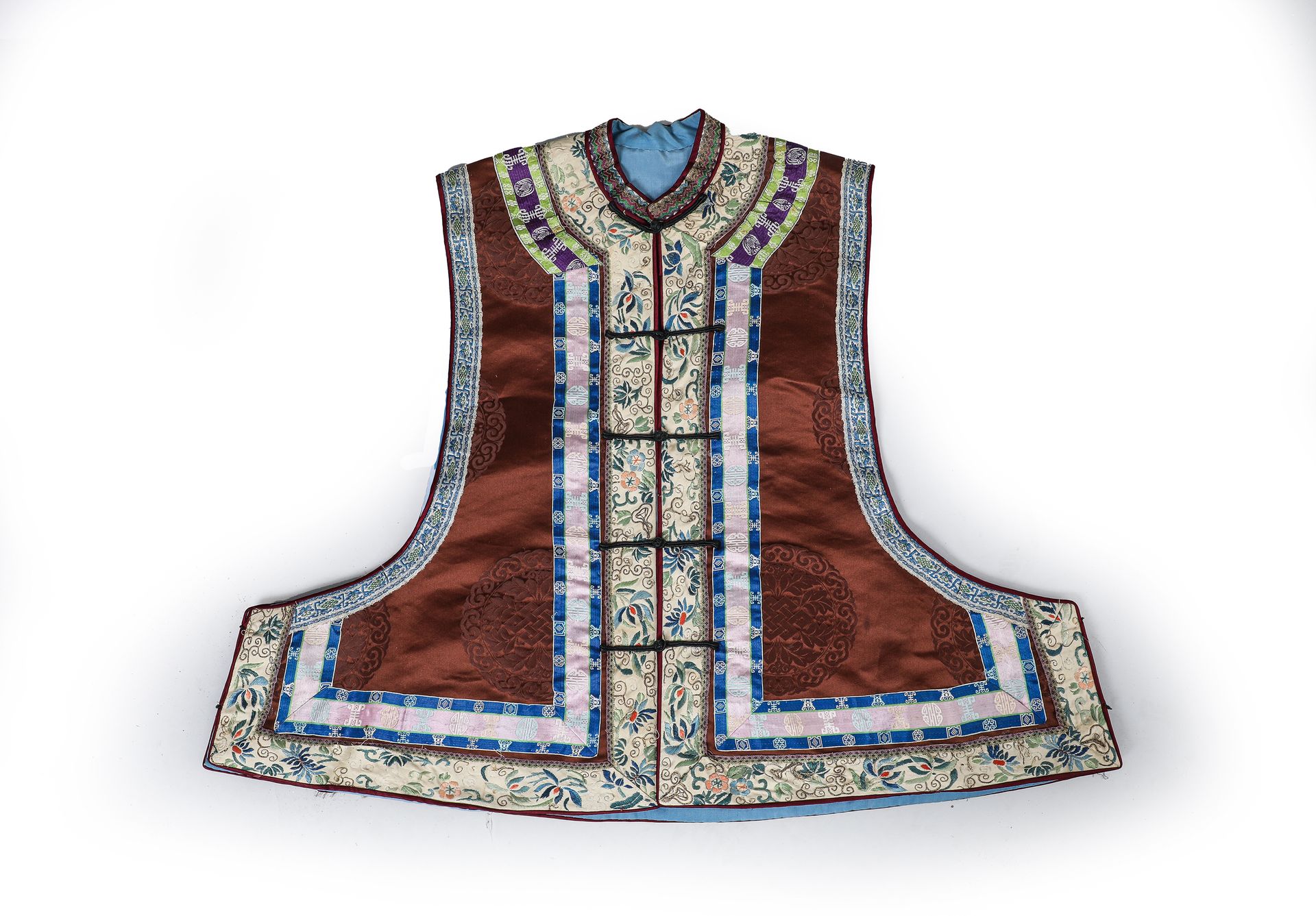 Null 
Sleeveless jacket, embroidered.

China 20th century

H. 60 cm, L. 70 cm