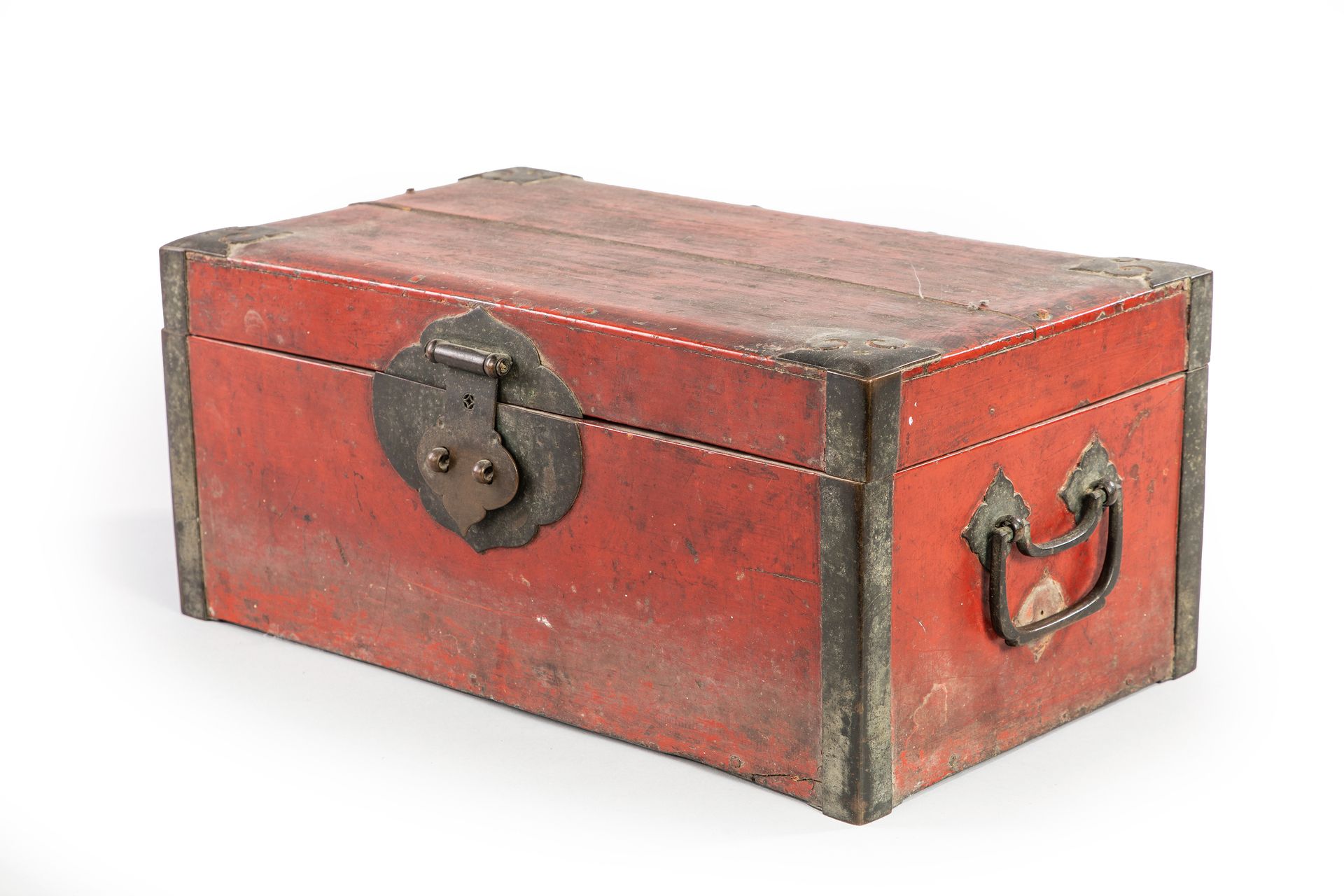 Null 
红色漆面木箱及其配件。

中国20世纪初

18 x 43 x 23 厘米