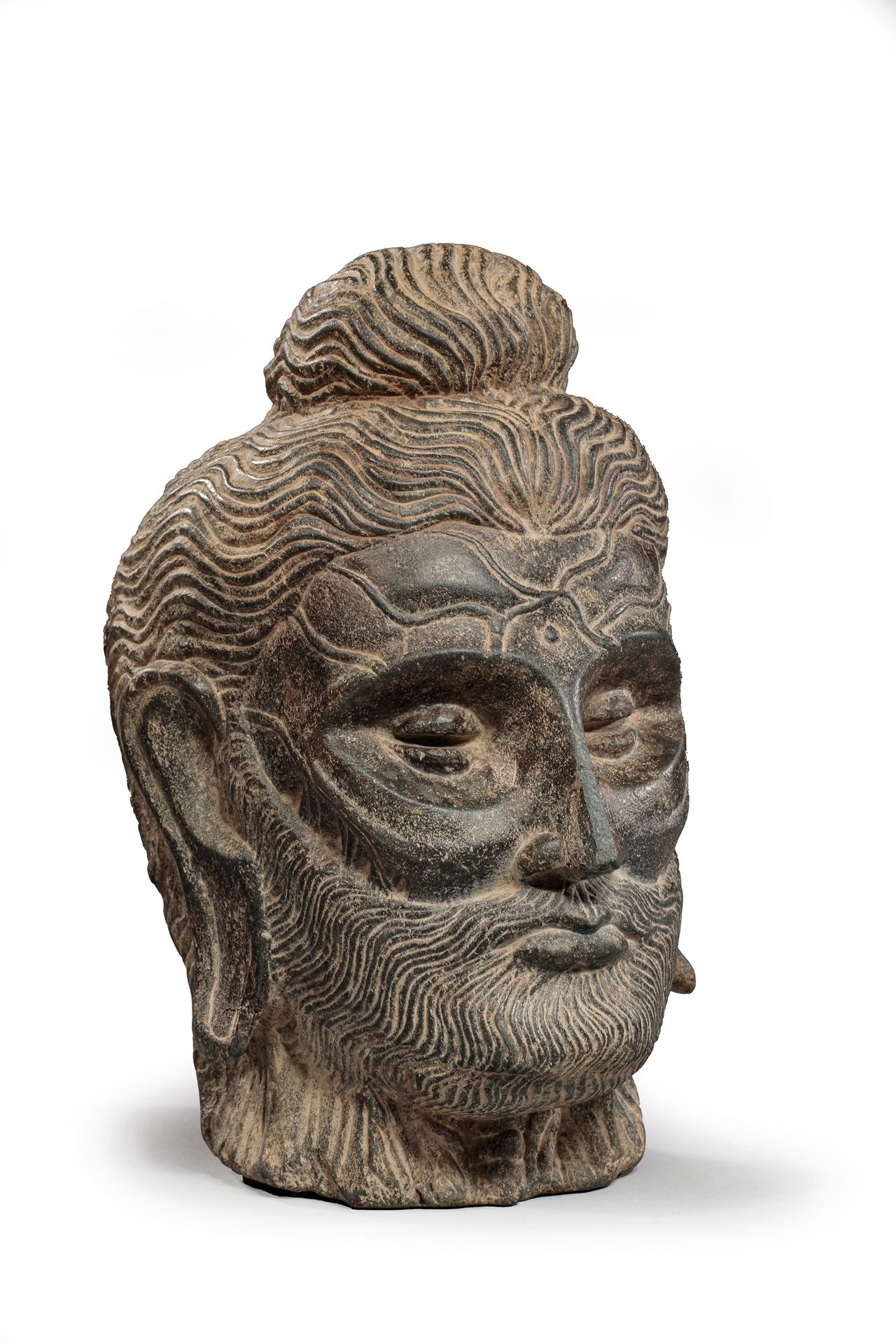 Null 
Ein ausgemergelter Buddha-Kopf aus Schiefer mit einer Frisur aus kleinen L&hellip;