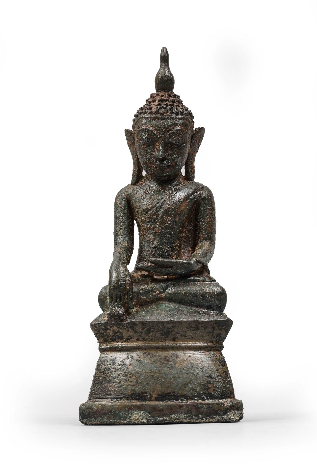 Null 
Petit Bouddha en position de prise de la terre a témoin, en bronze à patin&hellip;