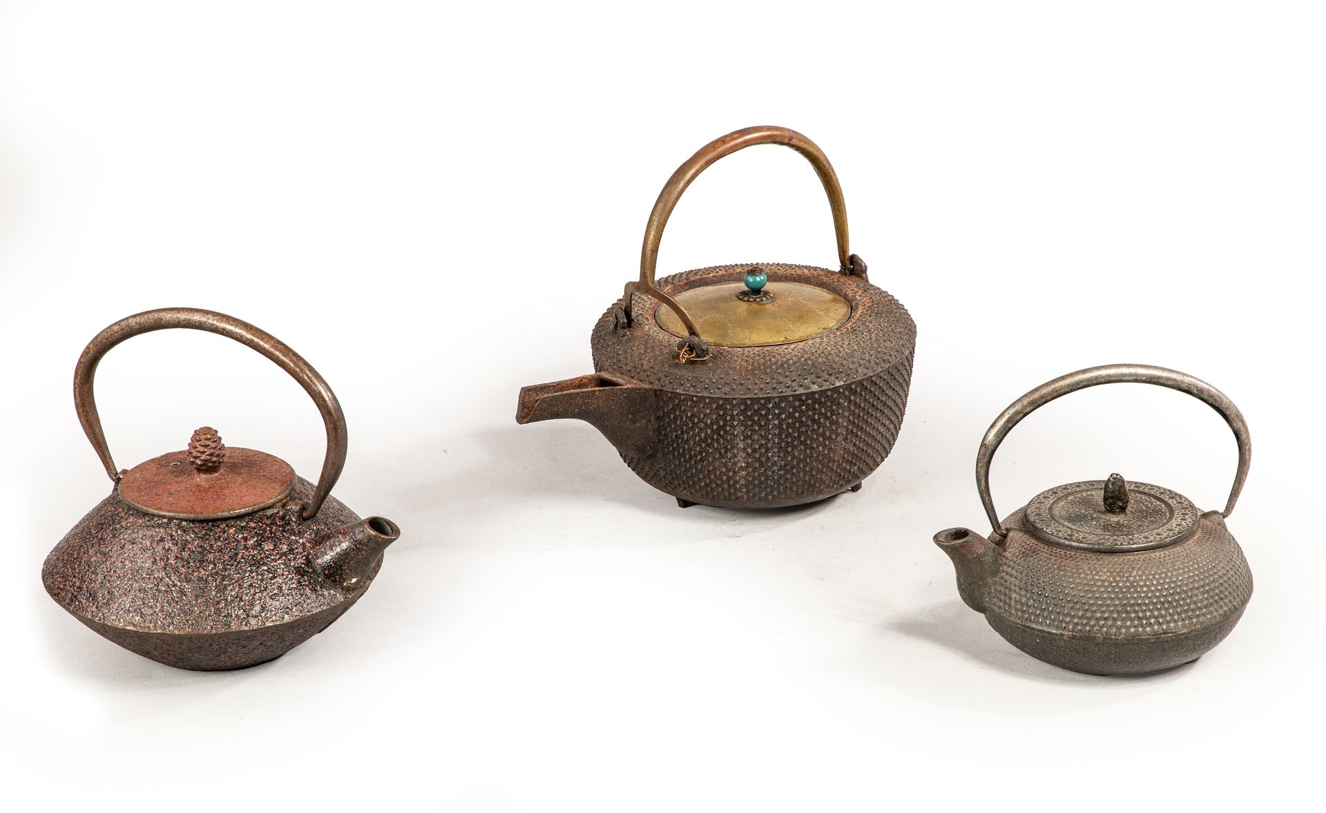Null 
Drei gusseiserne Teekannen.

Japan 20. Jahrhundert

H. 22/16/13 cm