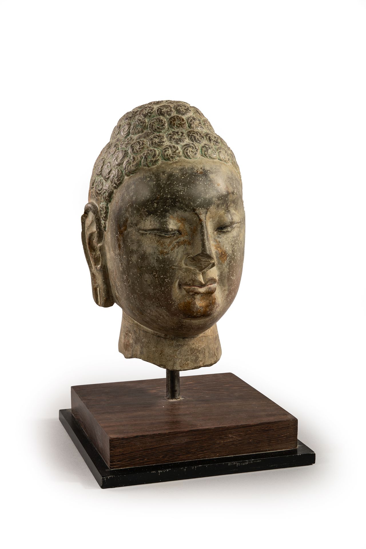 Null 
Sandstone Buddha head.
China Northern Qi Dynasty 6th century
H. 24 cm
Simi&hellip;