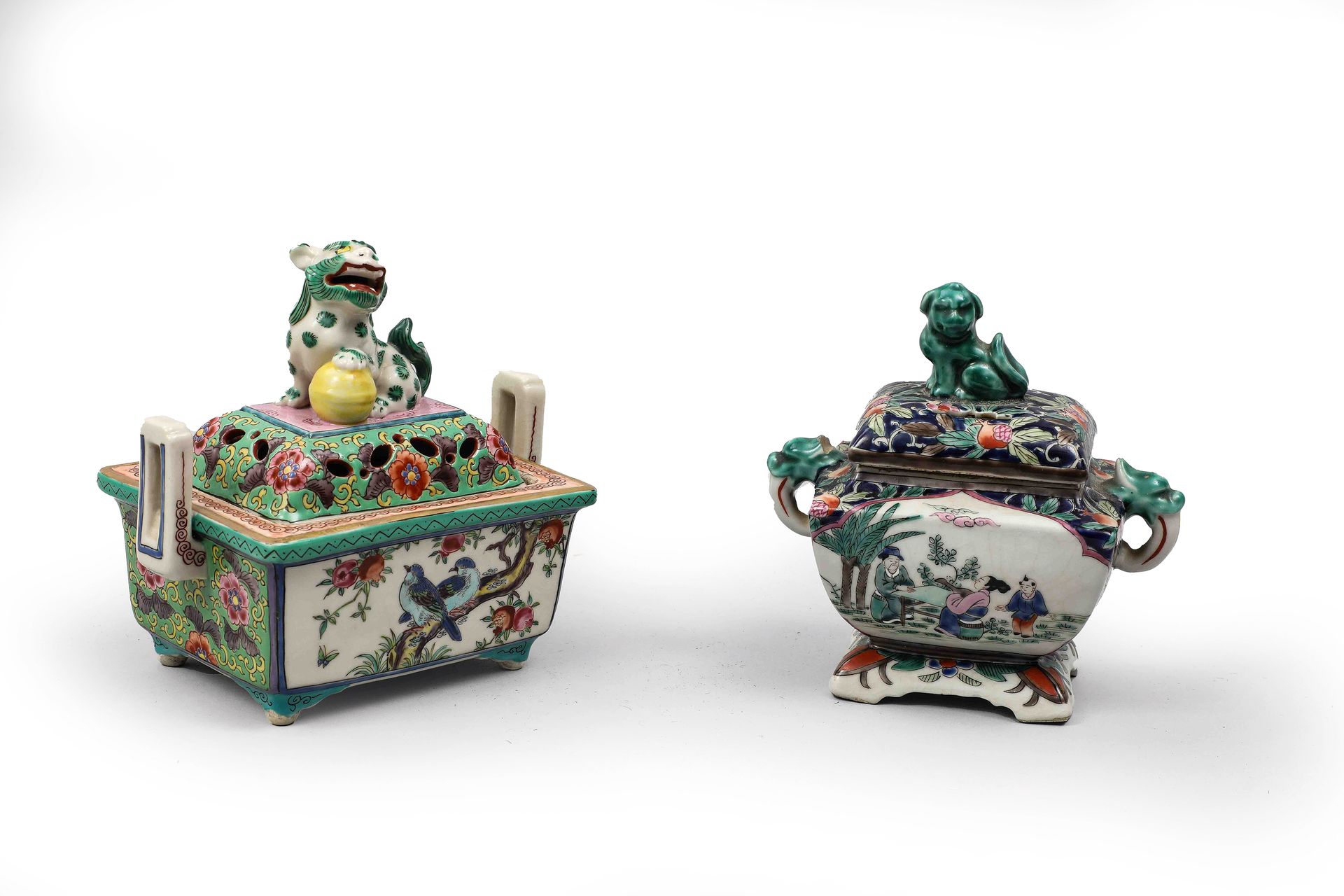 Null 
Zwei Parfümbrenner aus Porzellan im Stil von

China 20. Jahrhundert

H. 15&hellip;
