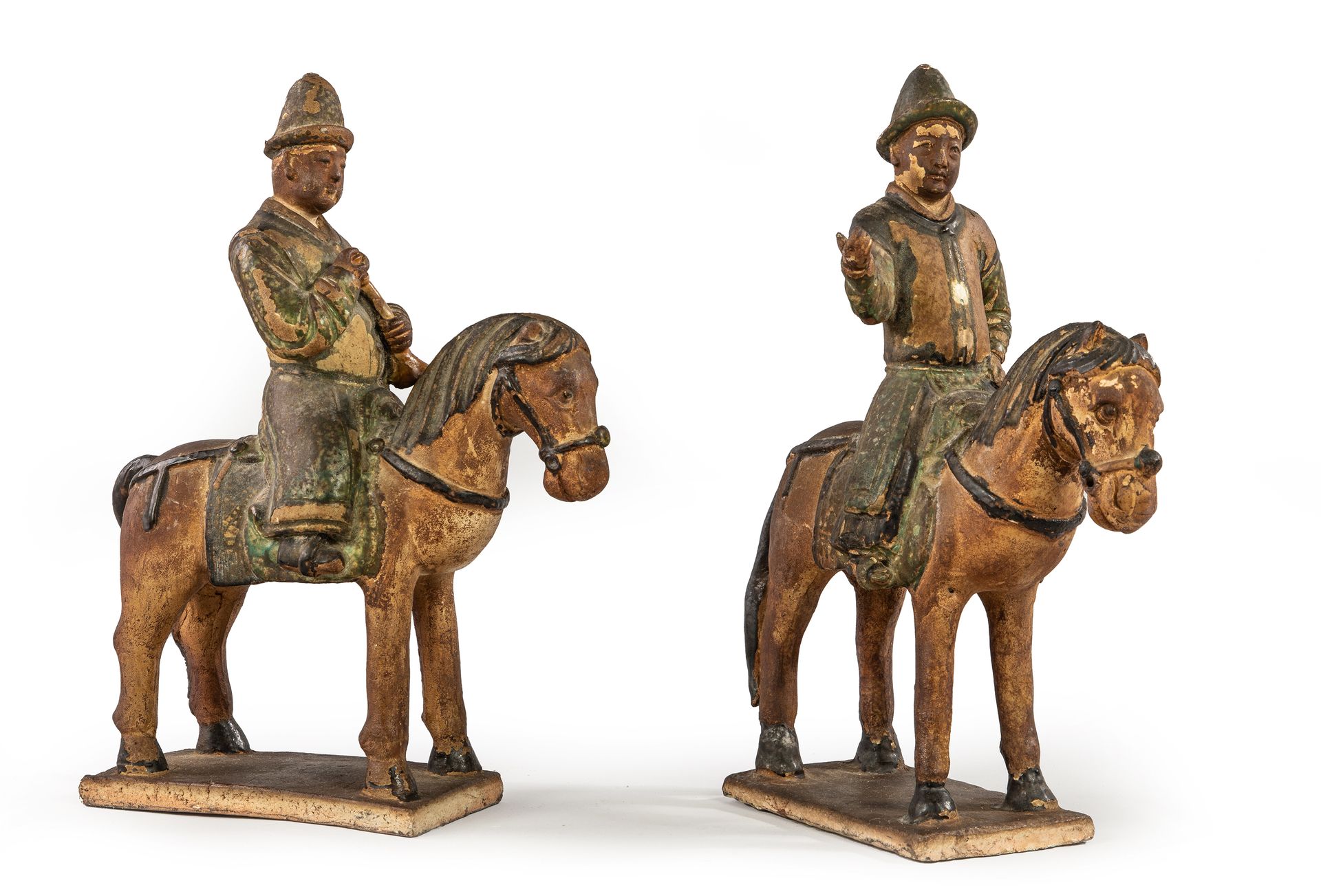 Null 
两个上釉的陶土骑手，琥珀色、绿色和黑色。中国明朝 17世纪

H.28厘米，长24厘米