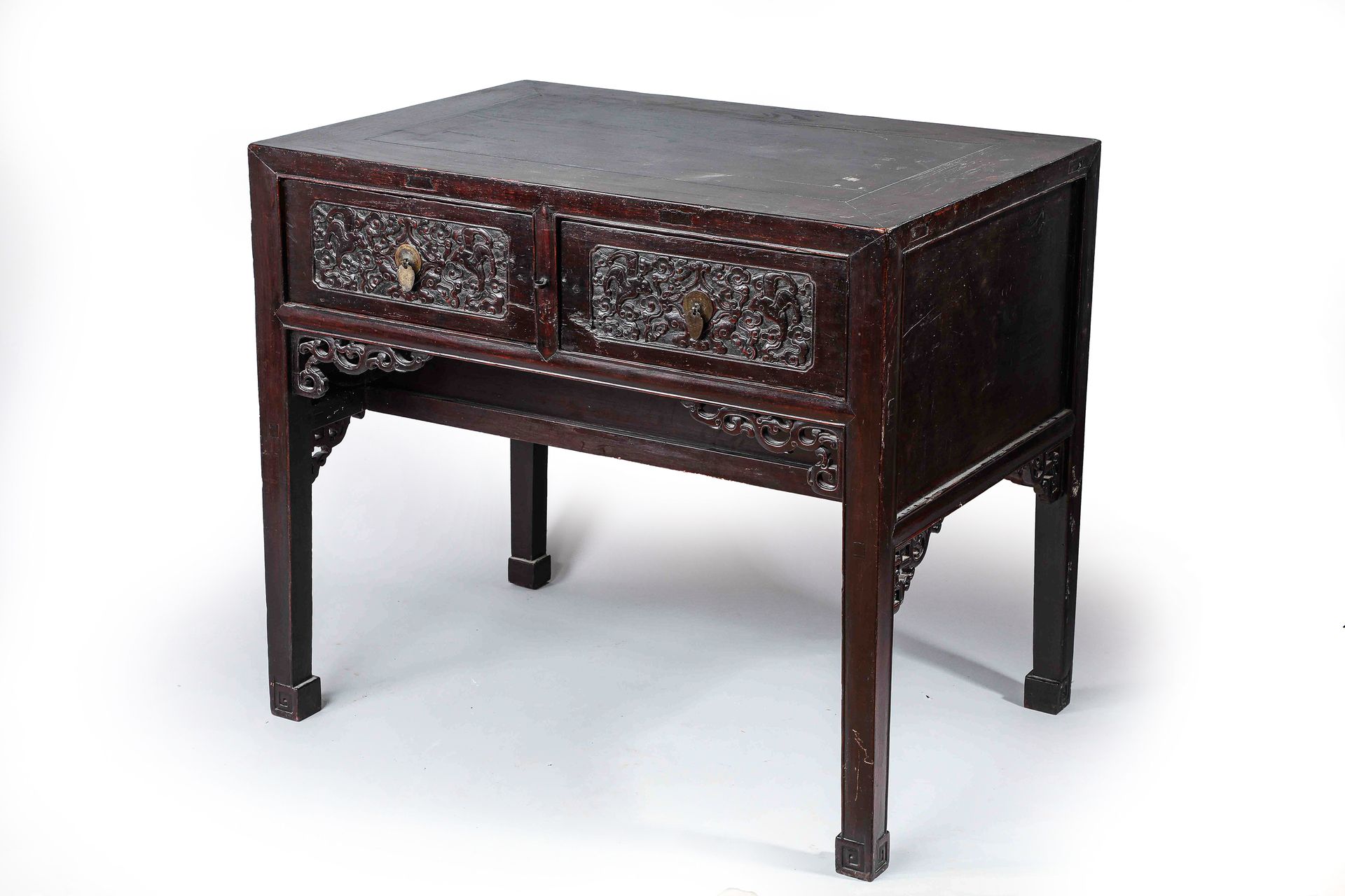 Null 
A two drawer wooden desk with columns. China 19th century

H. 85 cm W. 97 &hellip;