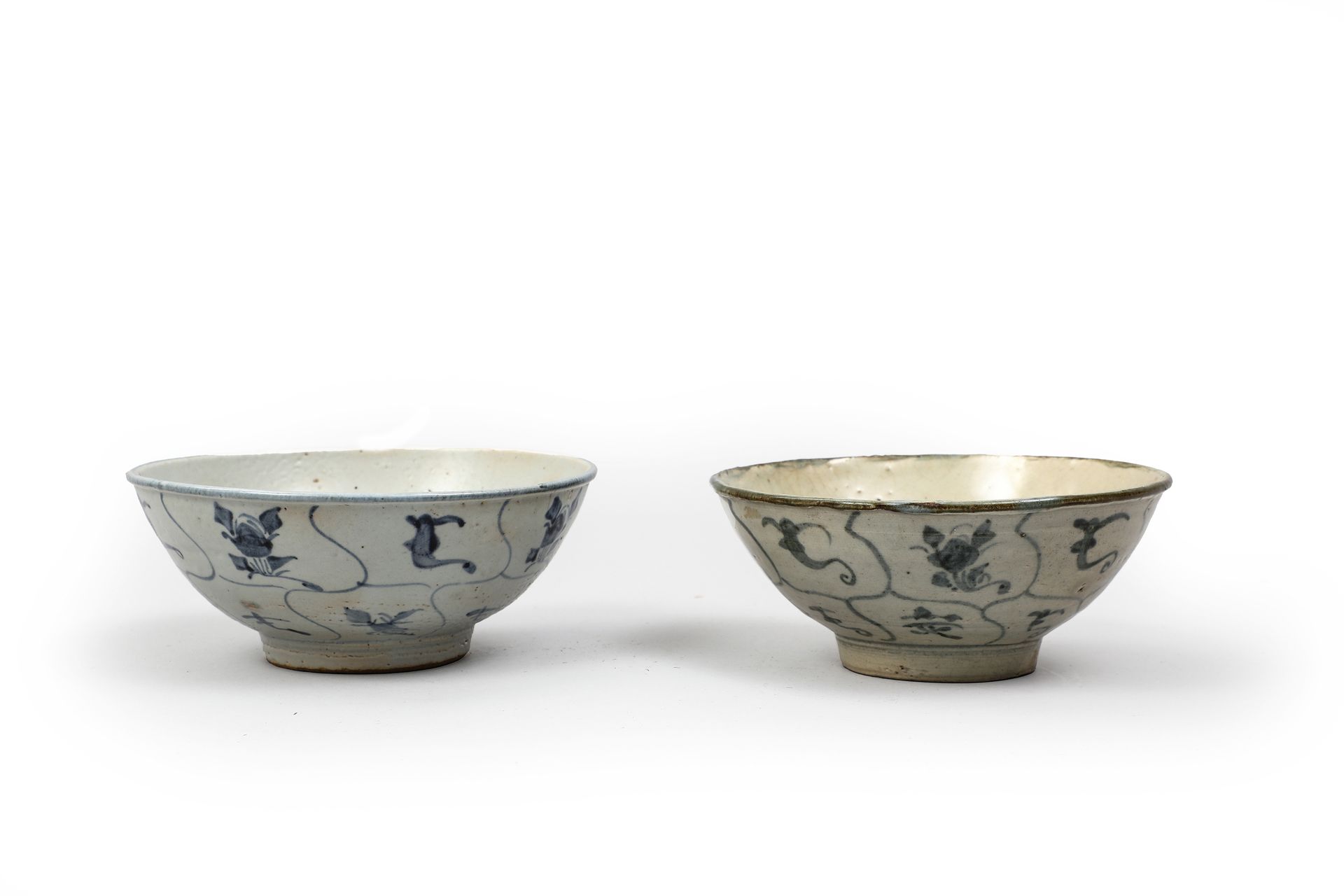 Null 
两只青花瓷碗，有风格化的装饰。

中国 19世纪

直径16和15.5厘米