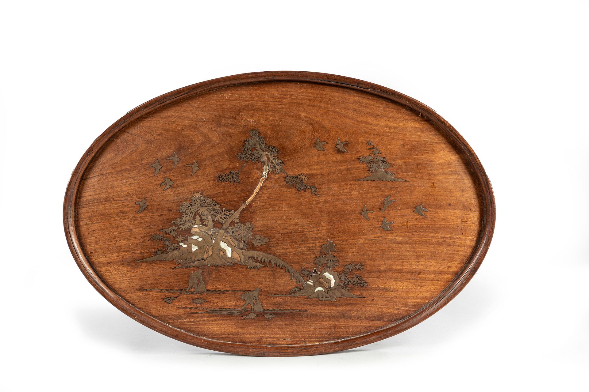 Null 
Ovales Tablett mit Landschaftsdekor aus Perlmutt und Kupfer.

Vietnam Anfa&hellip;