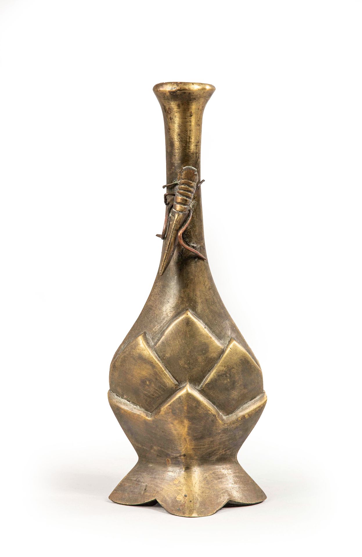 Null 
带蟋蟀的青铜花瓶。

日本 20世纪

H.21,5 cm