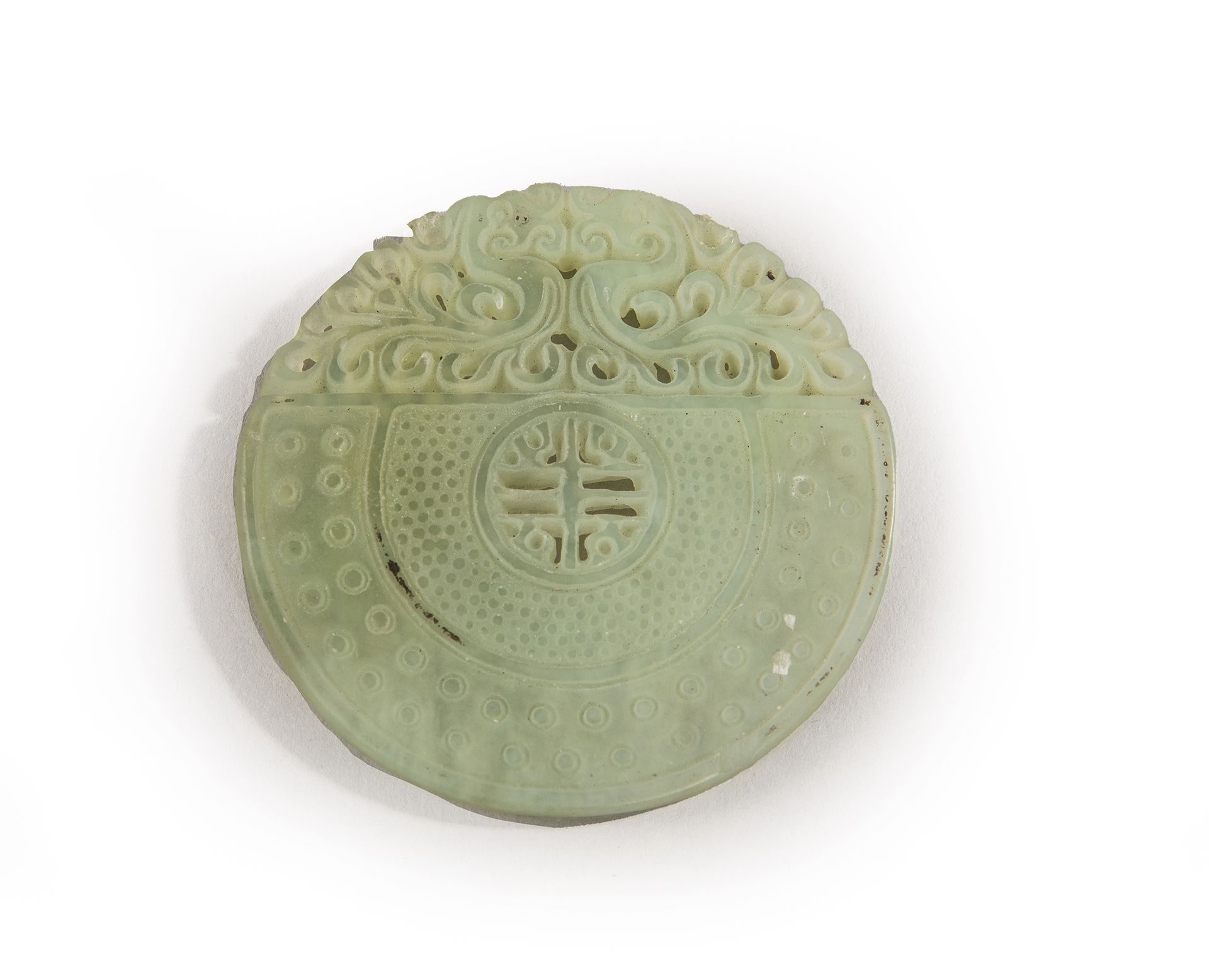 Null 
Jade-Anhänger, geschnitzt.

China Ende des 19. Jahrhunderts

Durchmesser 5&hellip;