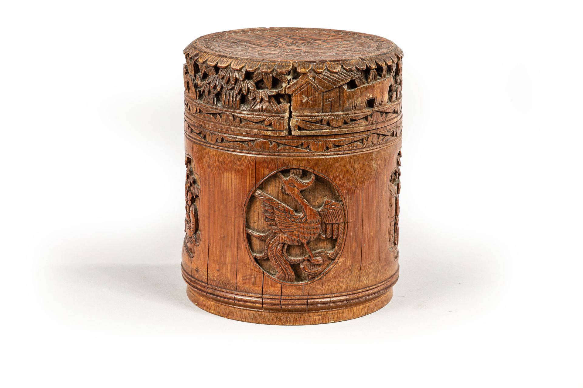 Null 
Una caja redonda de bambú tallada con caracteres.

China Siglo XX

H.16 cm&hellip;