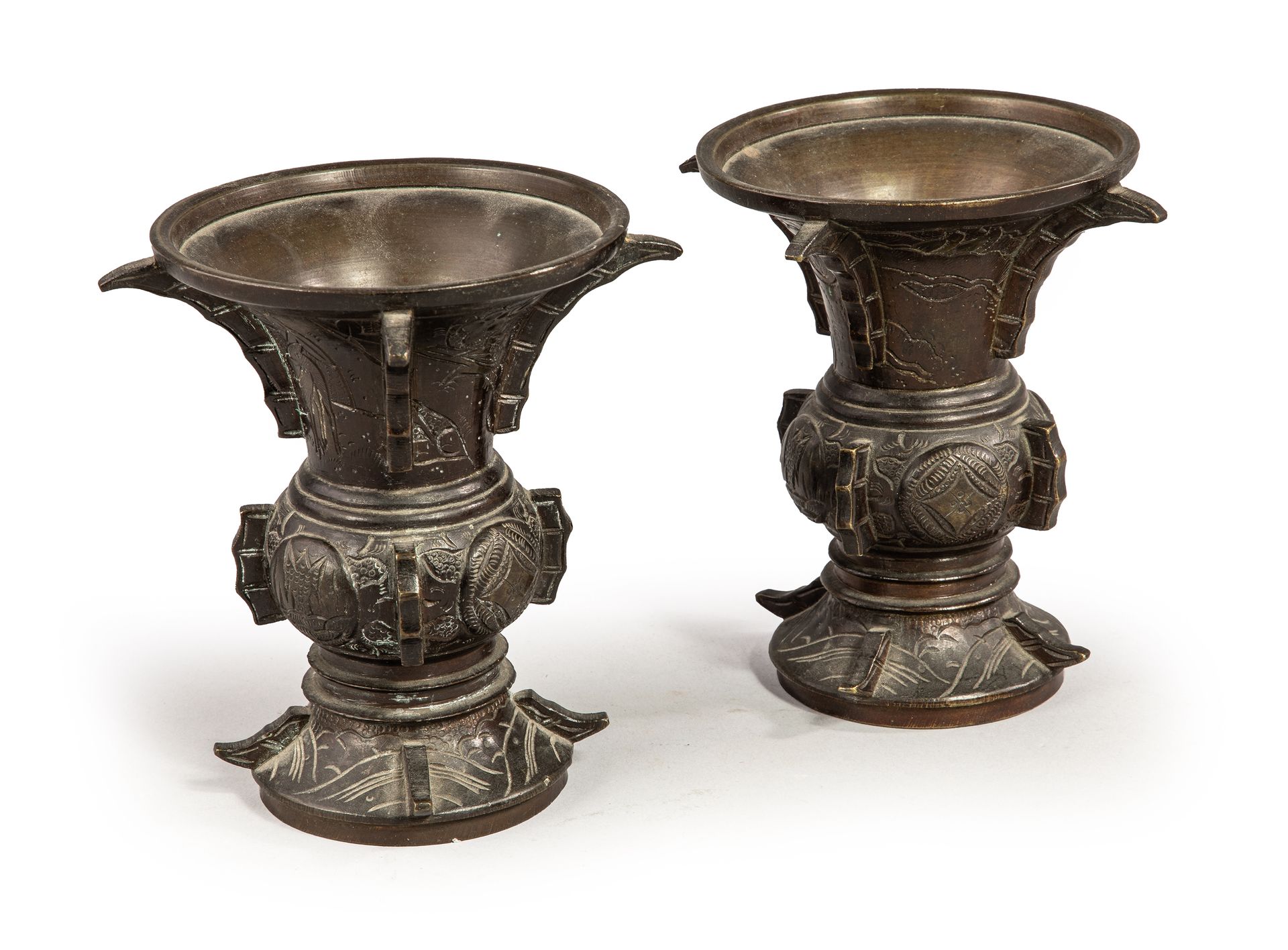Null 
Paire de vases Gu en bronze.

Japon début XXe siècle

H. 13 cm