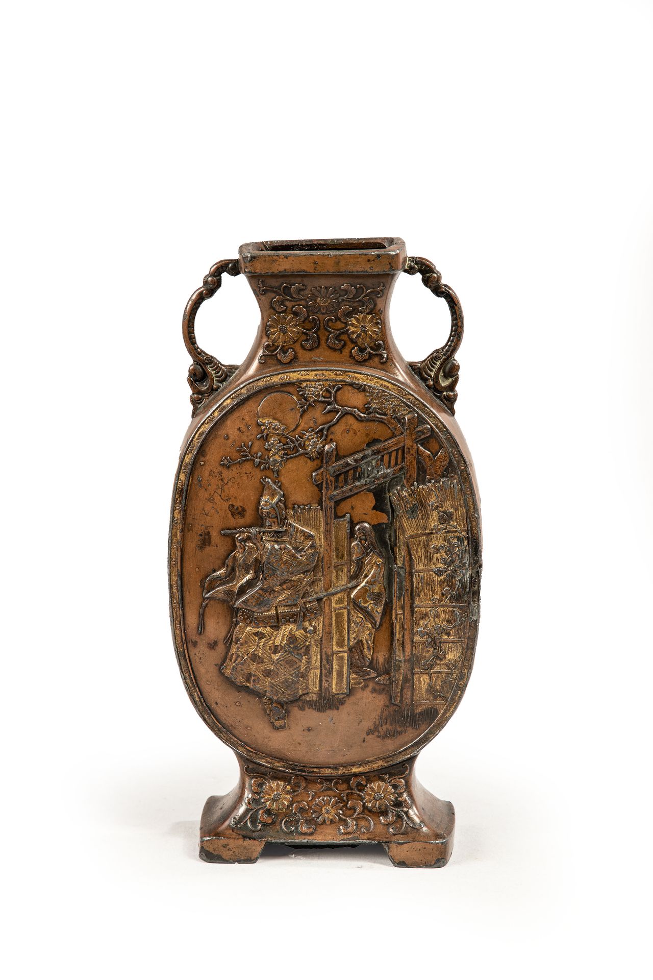 Null 
Vase bouteille en bronze à

décor en relief sur les faces.

Japon XIXe siè&hellip;