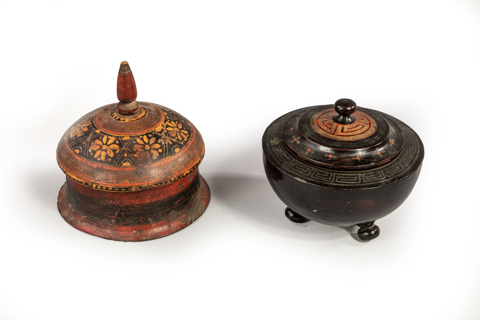 Null 
两个圆形漆面木箱。

印度 20世纪初

直径18厘米