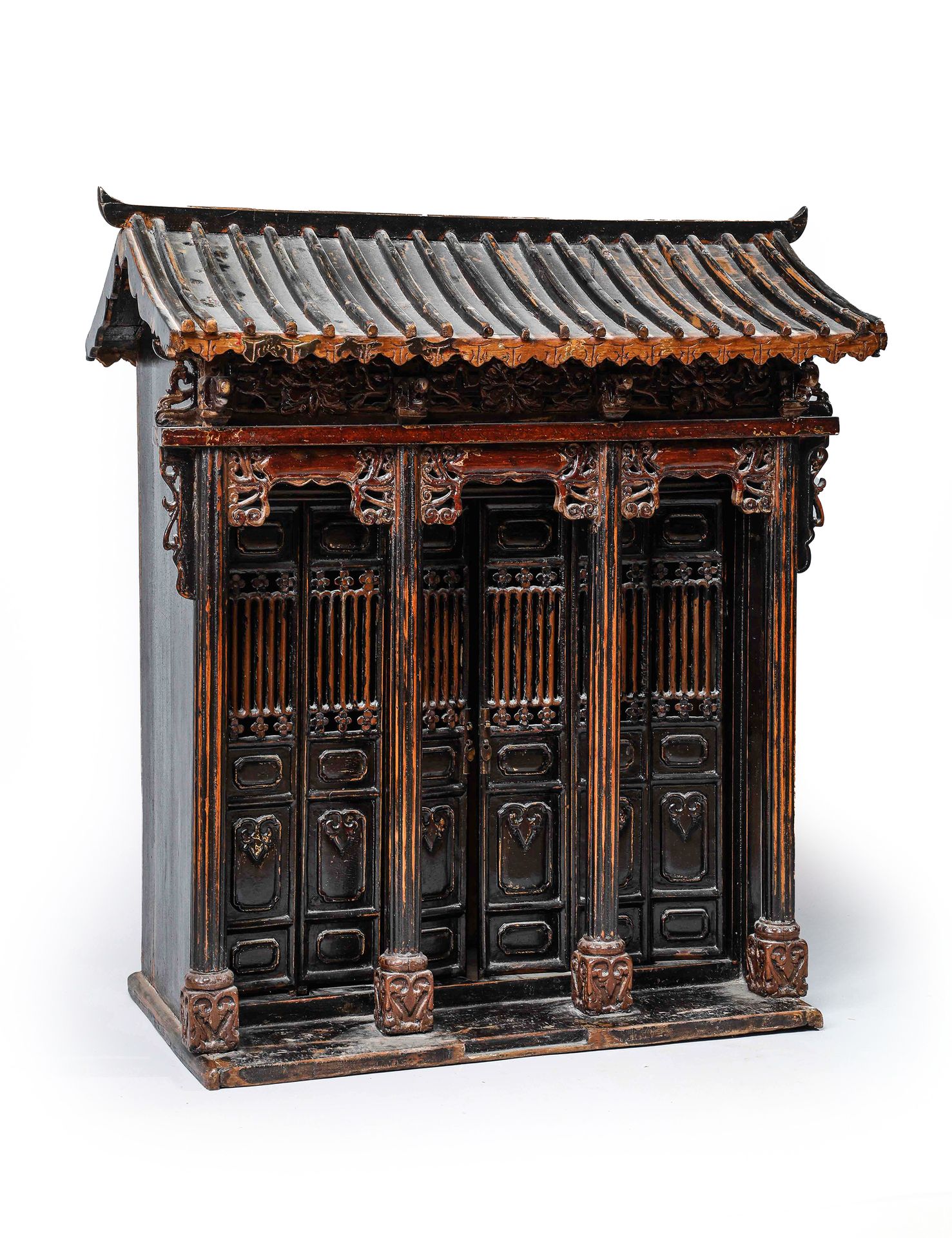 Null 
Alter Holzaltar mit Säulen. China 19. Jahrhundert

H. 88 cm L. 80 cm