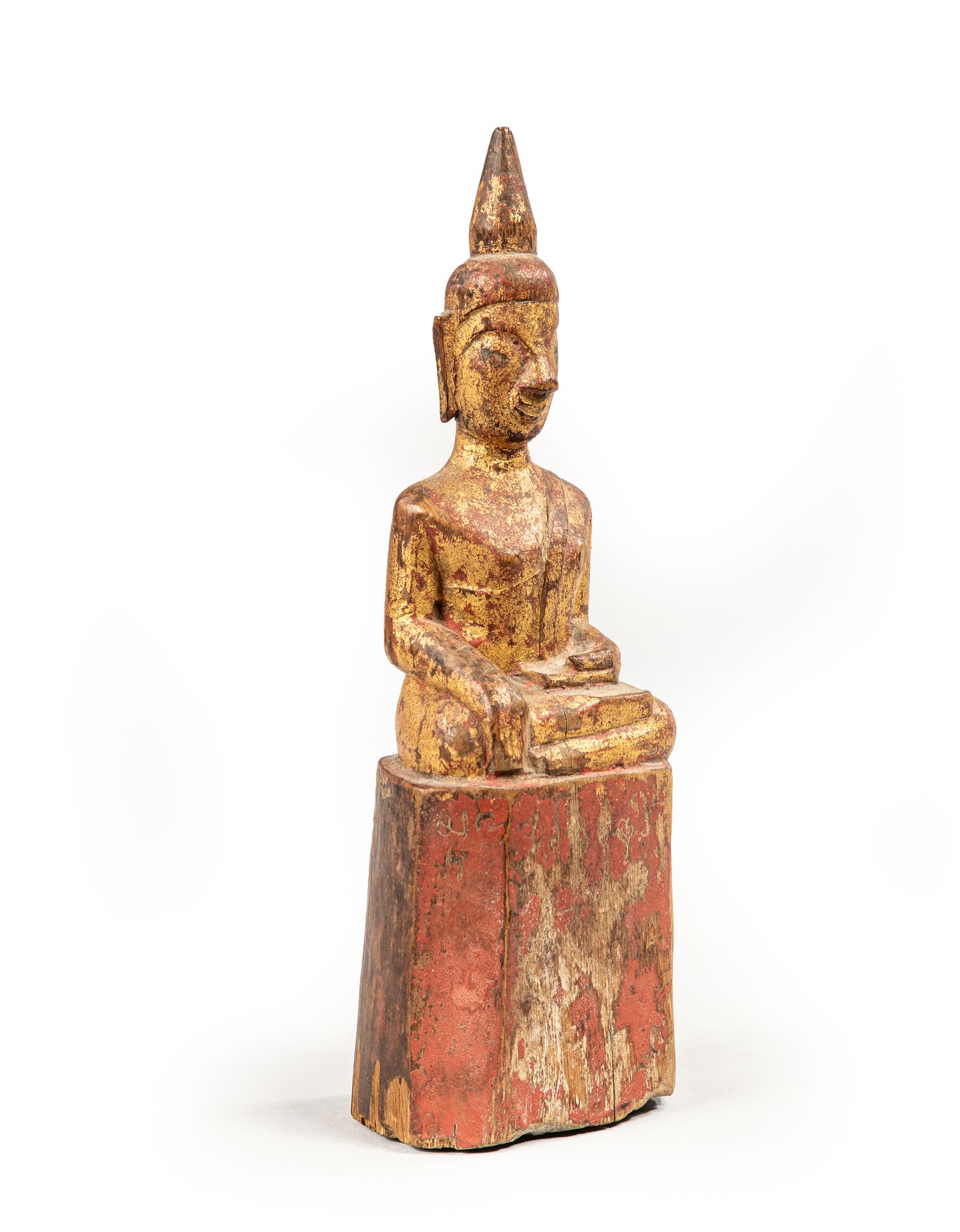 Null 
Bouddha en bois laqué.

Birmanie XIXe siècle

H. 18,5 cm