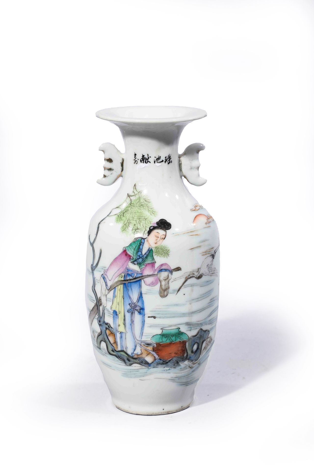 Null 
Porzellanvase dekoriert mit

von Zeichen.

China 20. Jahrhundert

H. 23 cm