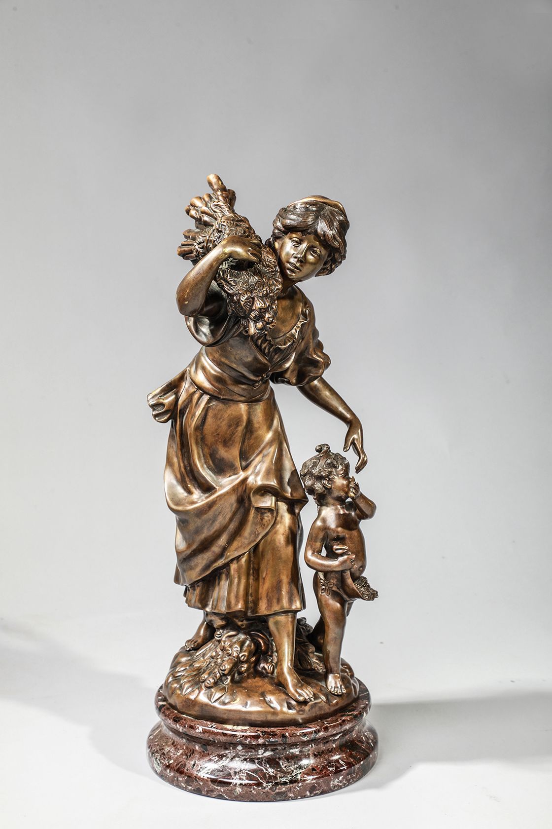Null 
ALLEGORIE DES MOISSONS 

Sculpture en bronze à patine brune nuancée.

Sign&hellip;