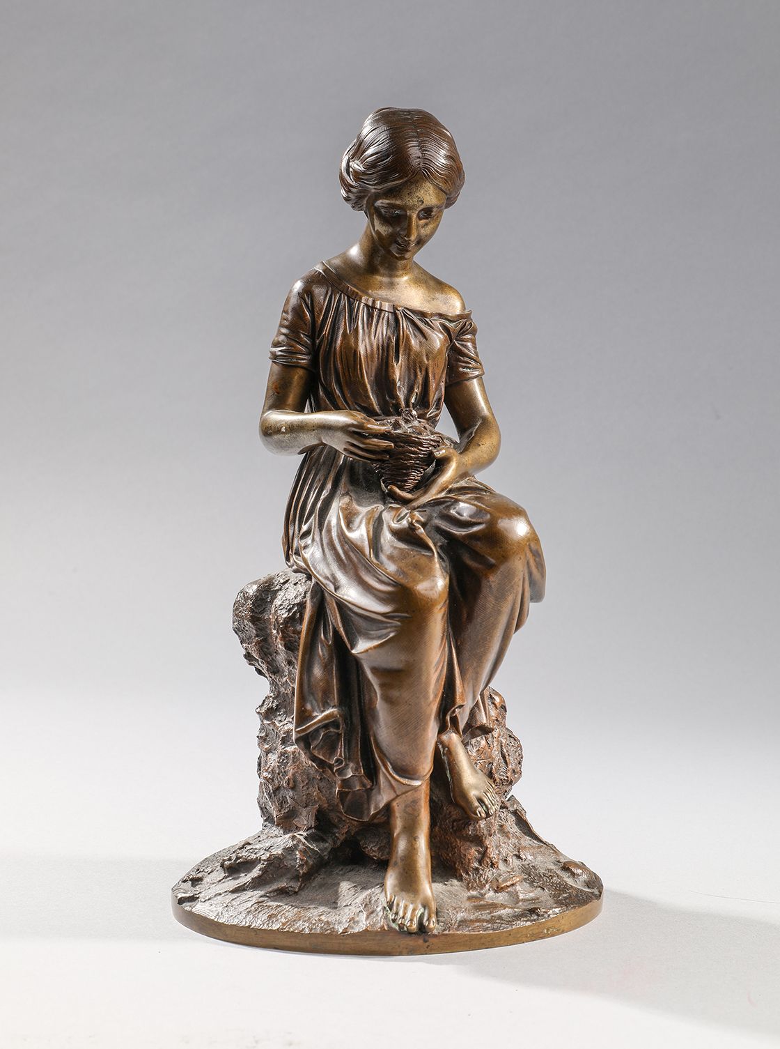 ANONYME 
FEMME À LA CORBEILLE DE POUSSINS SUR UN ROCHER 

Sculpture en bronze à &hellip;