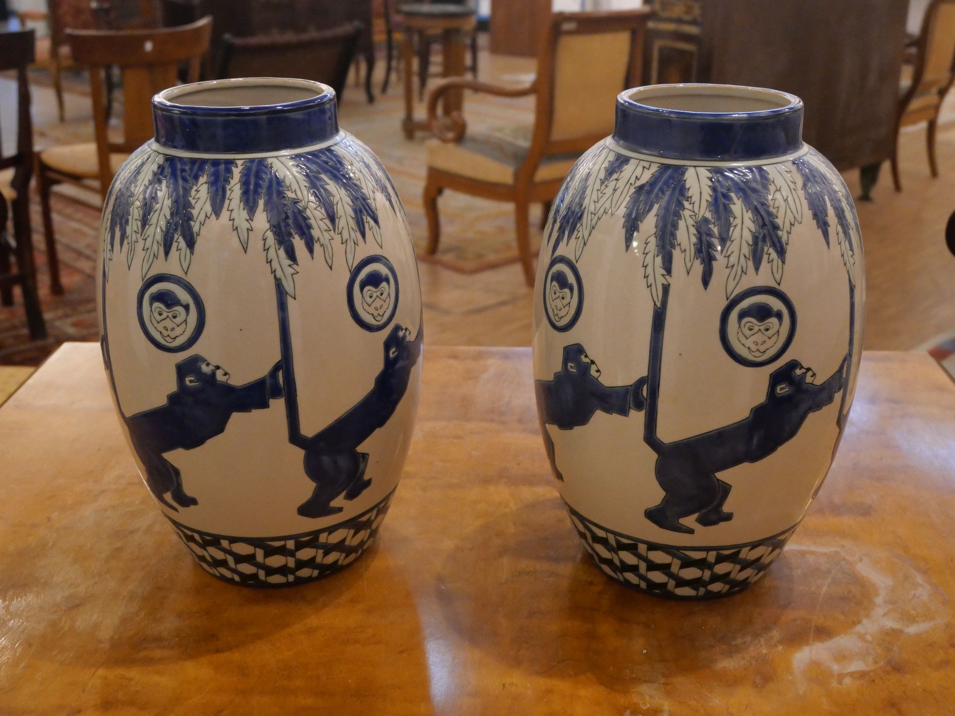 Null 
KARALOUVE, Paire de vases en céramiques émaillées à décor de singes et de &hellip;