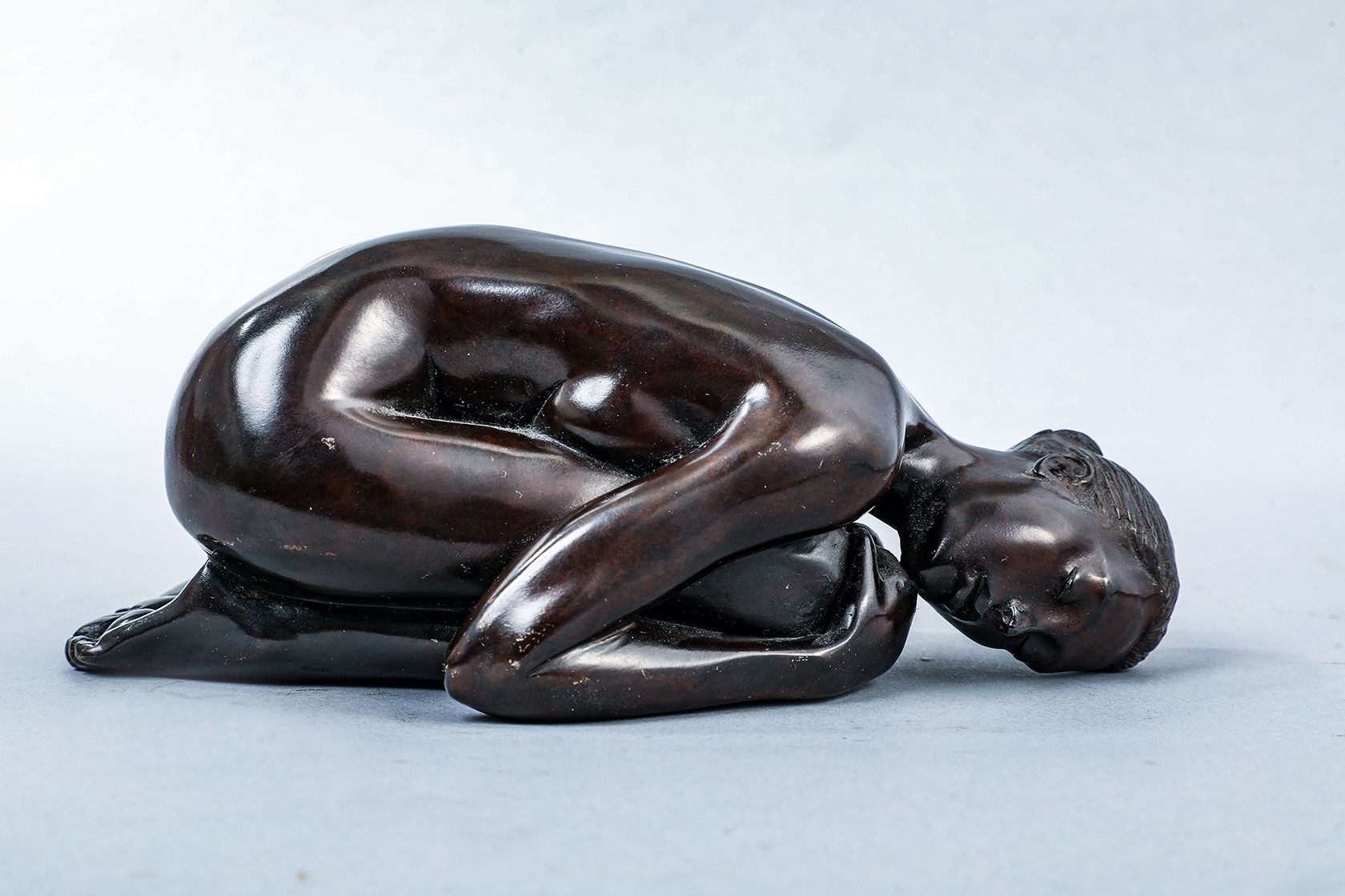 Yves FURS 
NU FEMININ AGENOUILLÉ 

Sculpture en bronze à patine noire. 

Signé e&hellip;