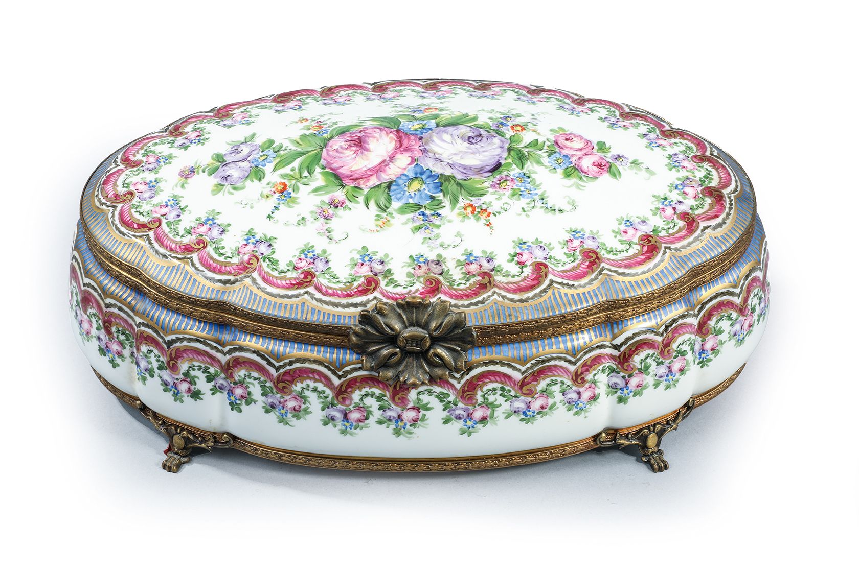 Null 
BONBONNIÈRE en porcelaine de Limoges à décors polychromes peints 

de rose&hellip;
