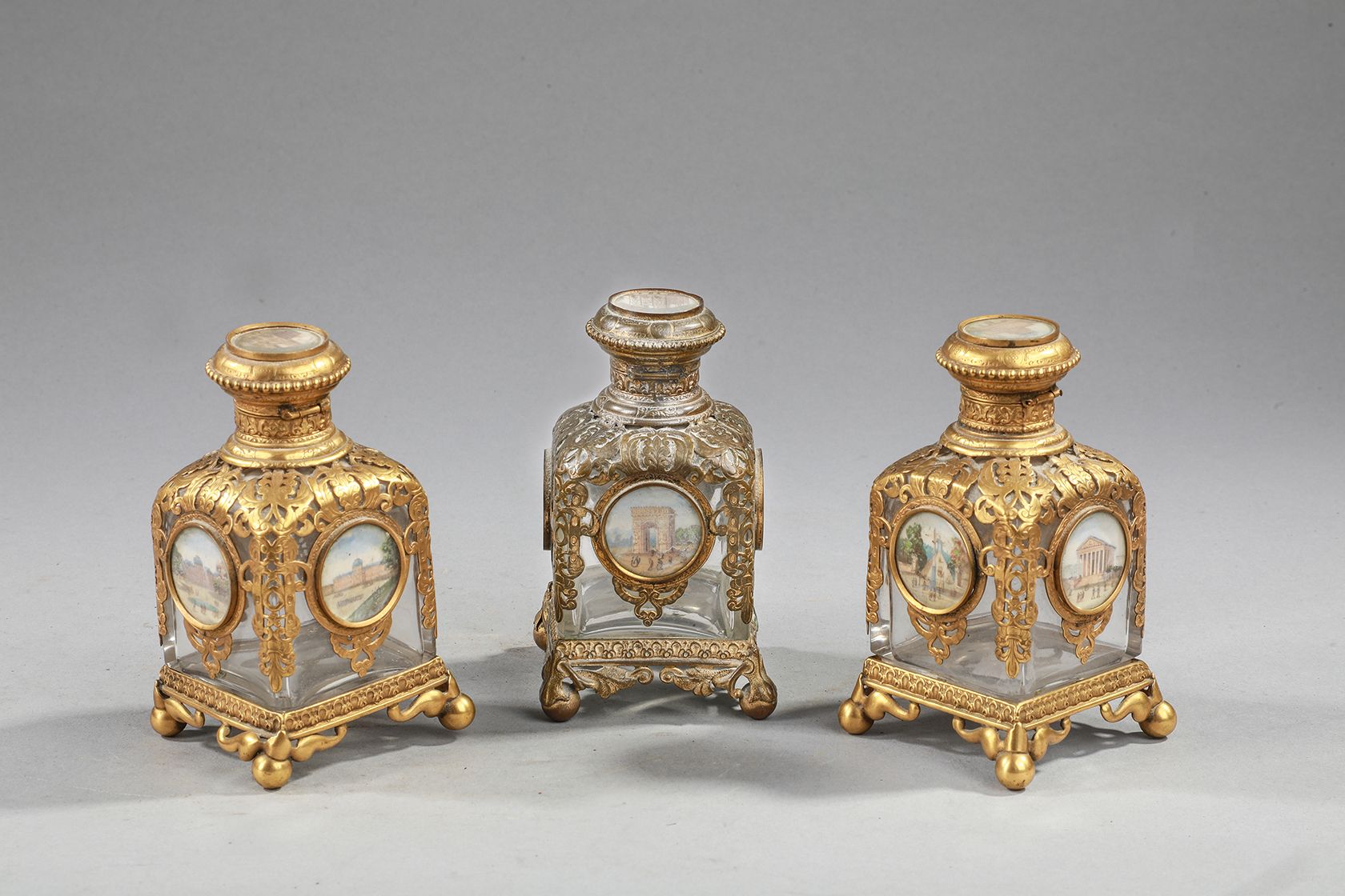 Null 
SUITE DE TROIS FLACONS, en cristal, montures en bronze doré figurants «tou&hellip;