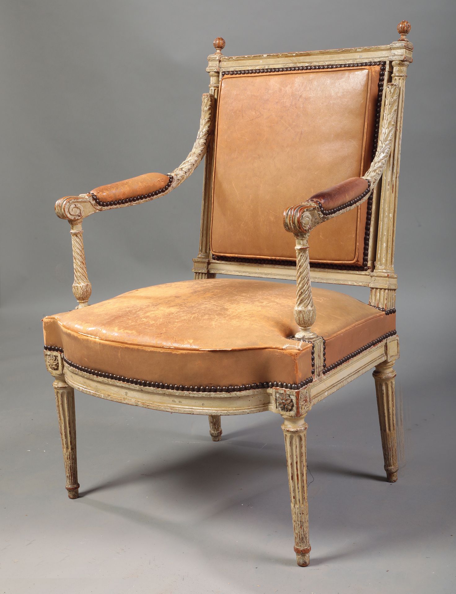 Null 一张模制和雕刻的漆木扶手椅，有一个平坦的背部

有独立的柱子，带凹槽的栏杆式扶手。

有凹槽和鱼鳞的腿。

在乔治-雅克的品味中

路易十六时期

黄&hellip;