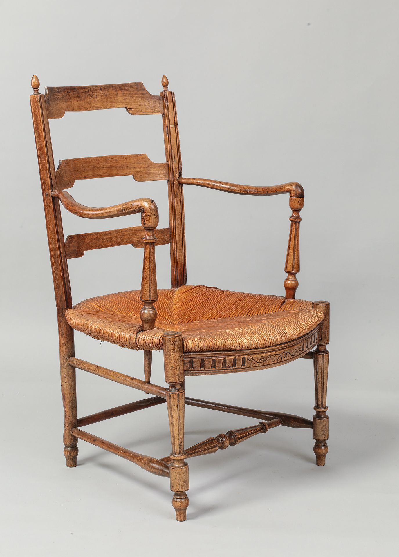 Null 模制和雕刻的胡桃木草椅，有凹陷的扶手。

基础

18世纪的省级作品

H.87厘米，宽54厘米，长58厘米
