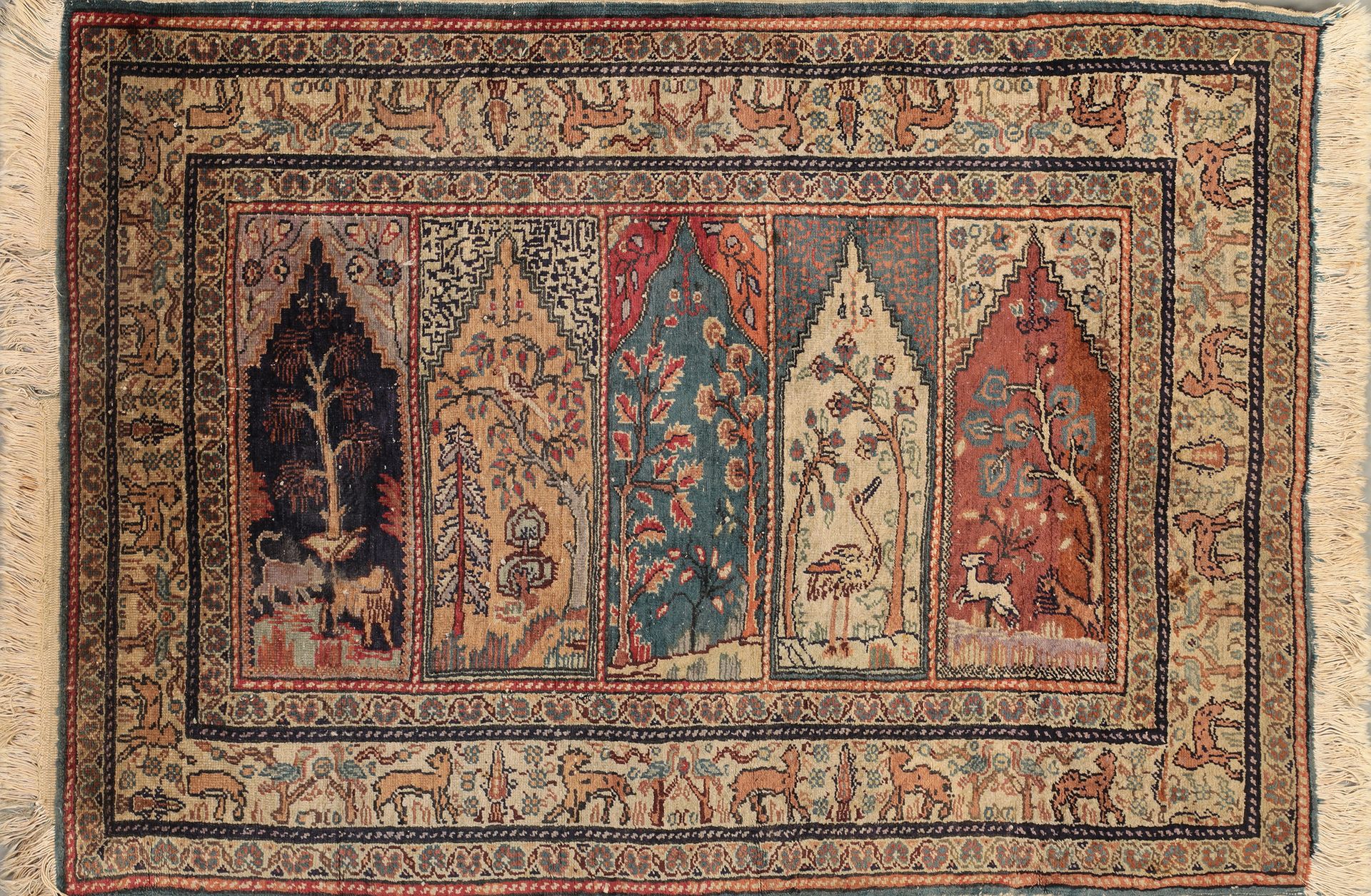 Null 古董CESARE地毯，五个壁龛，动物和鸟类边界

和众多的辫子

120 x 90厘米