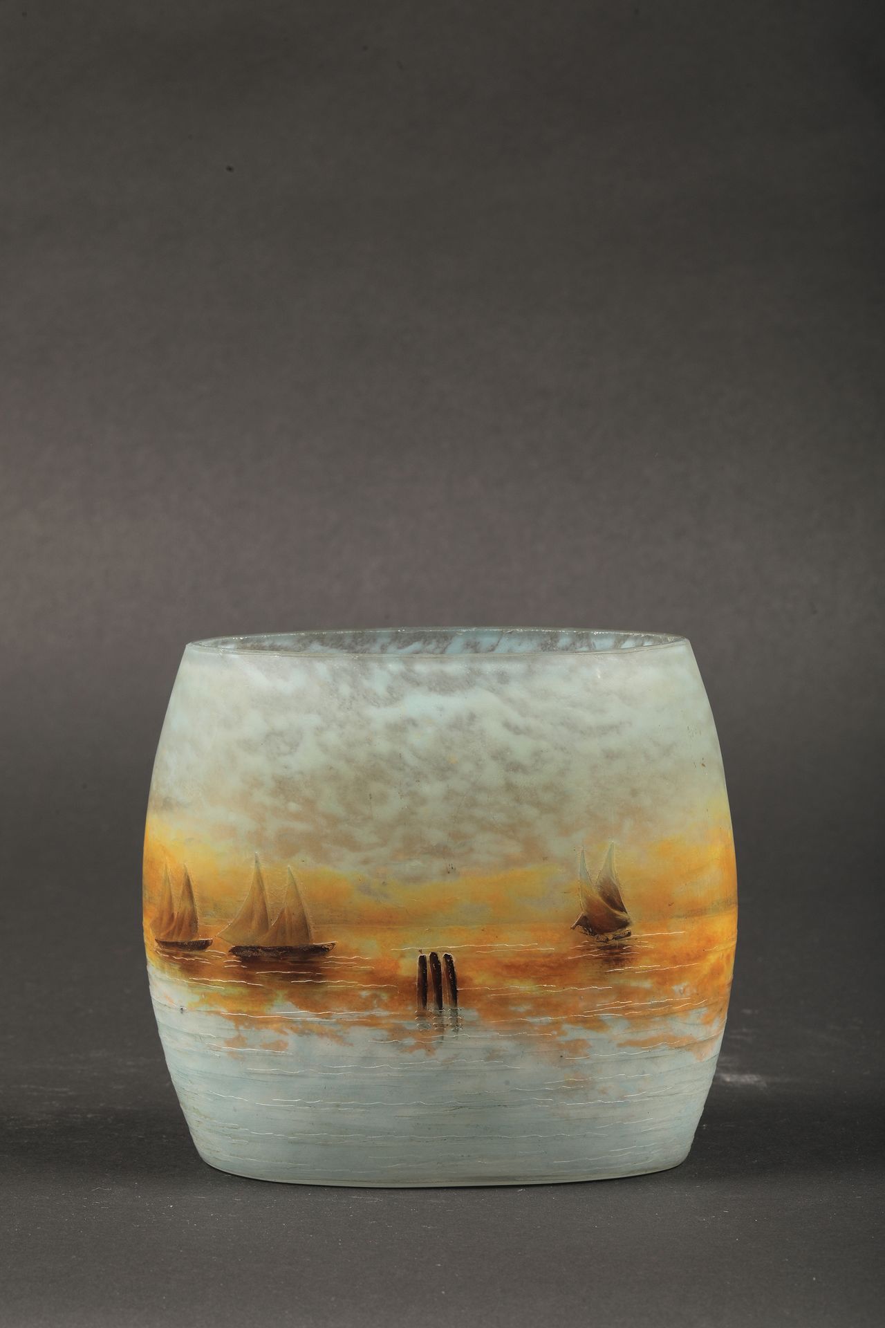 Null 道姆-南希

威尼斯的泻湖

酸蚀的多层玻璃花瓶，带有珐琅彩的装饰。

底座下签有DAUM NANCY "Croix de Lorraine "约

&hellip;