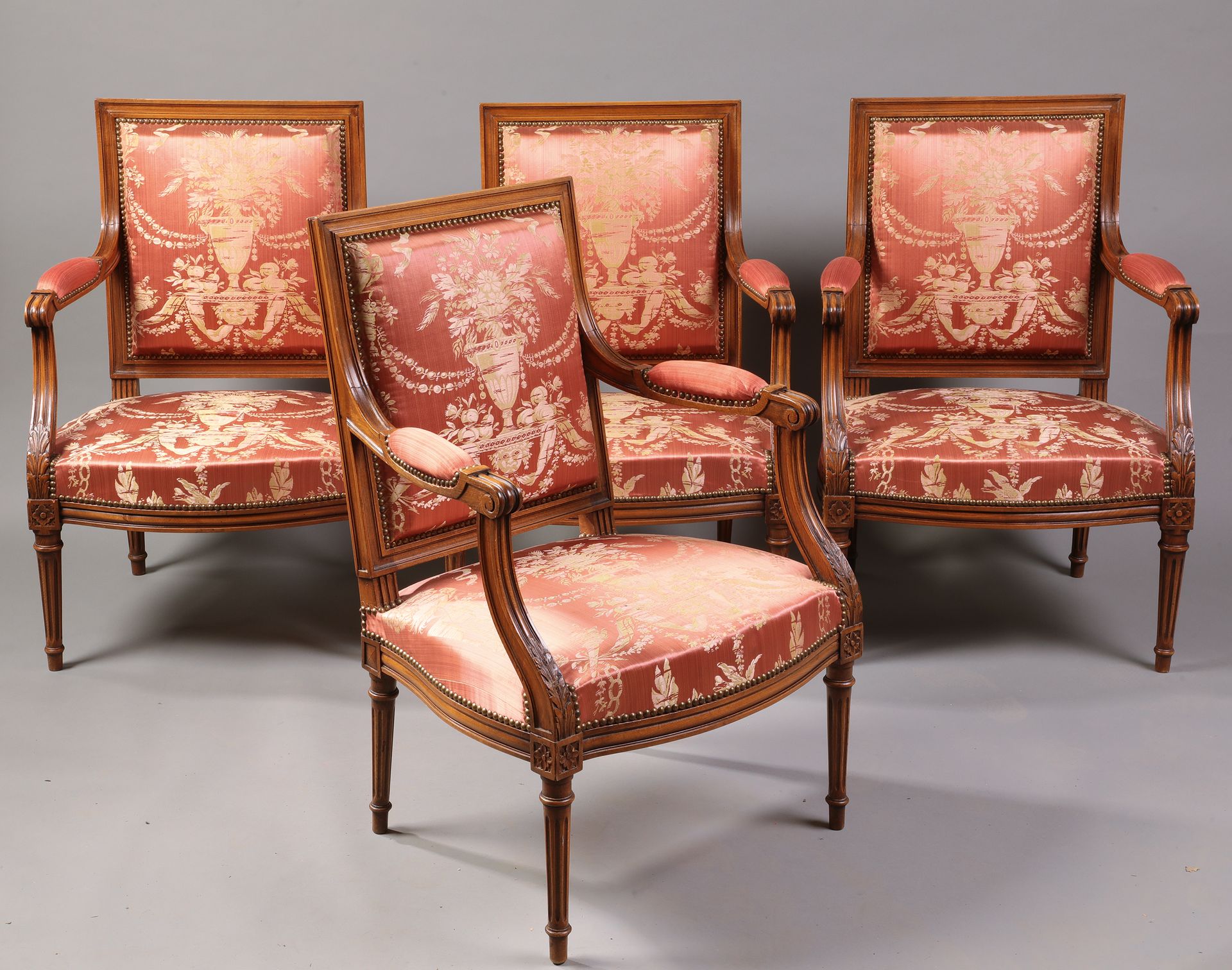 Null 一套四把桃花心木平背椅,

涡旋臂，凹槽腿，路易十六风格，布艺软垫

红色背景与花瓶装饰

H.73厘米，宽61厘米，长50厘米（每个）。
