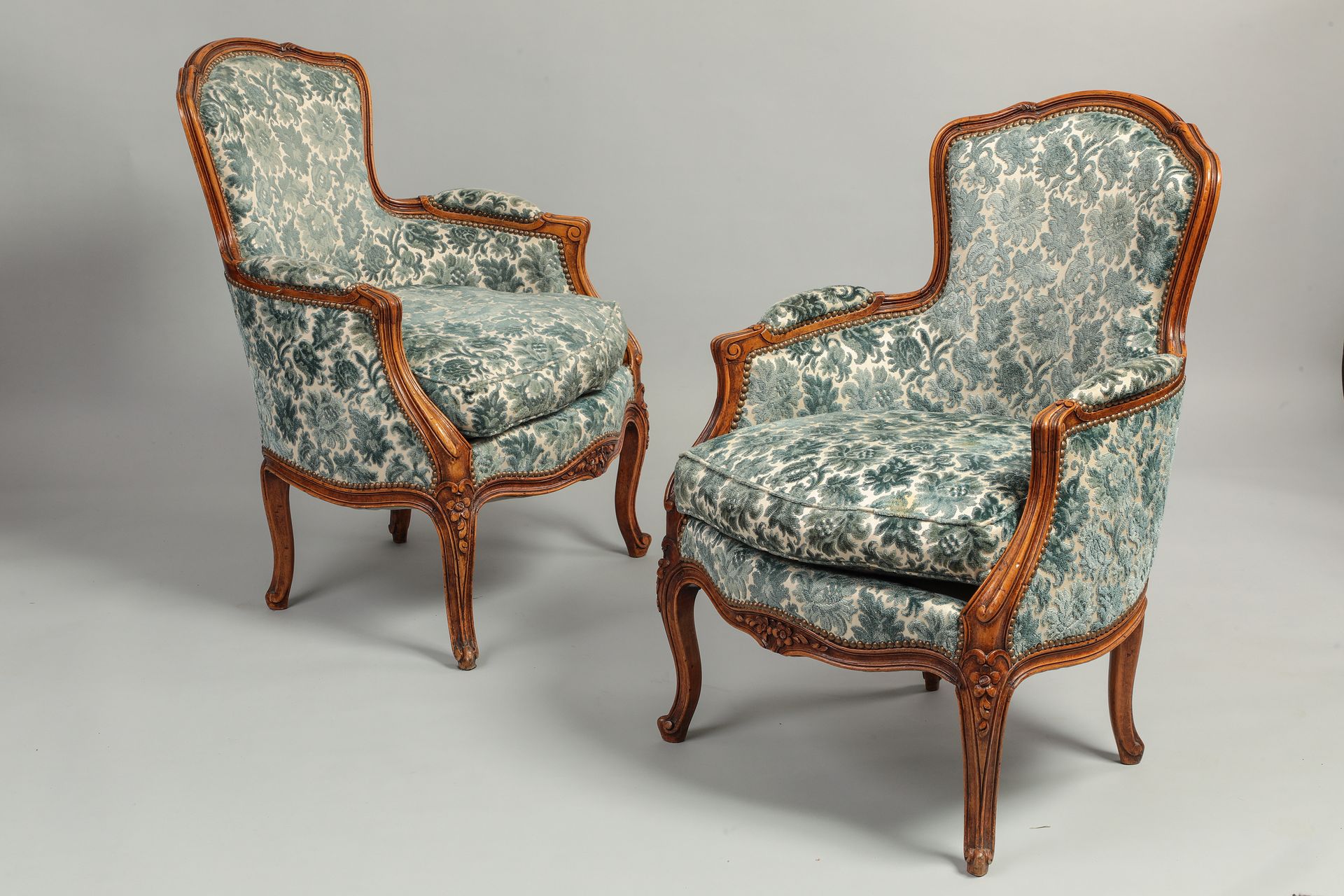 Null Pair of shepherds' chairs in carved natural wood, armrests 

armrests, arch&hellip;